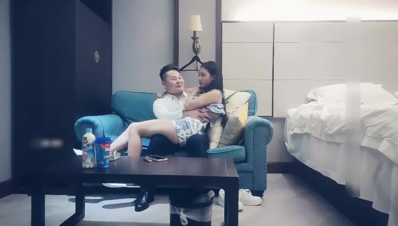  文静淡雅小姐姐，翘臀上居然纹着用力，上床极致反差‘大叔用力操死我’对白精彩，果然是个极品尤物！ 的剧照4