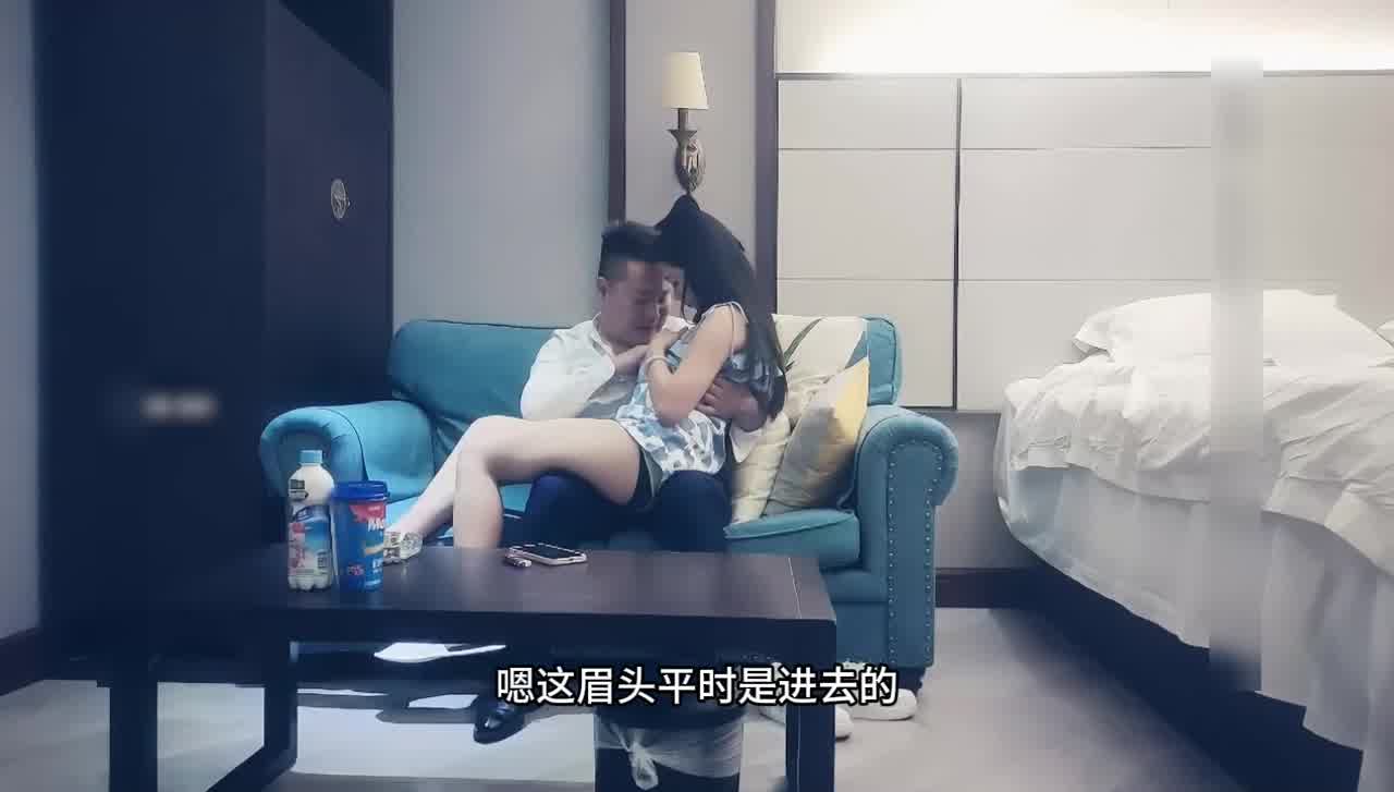  文静淡雅小姐姐，翘臀上居然纹着用力，上床极致反差‘大叔用力操死我’对白精彩，果然是个极品尤物！ 的剧照7