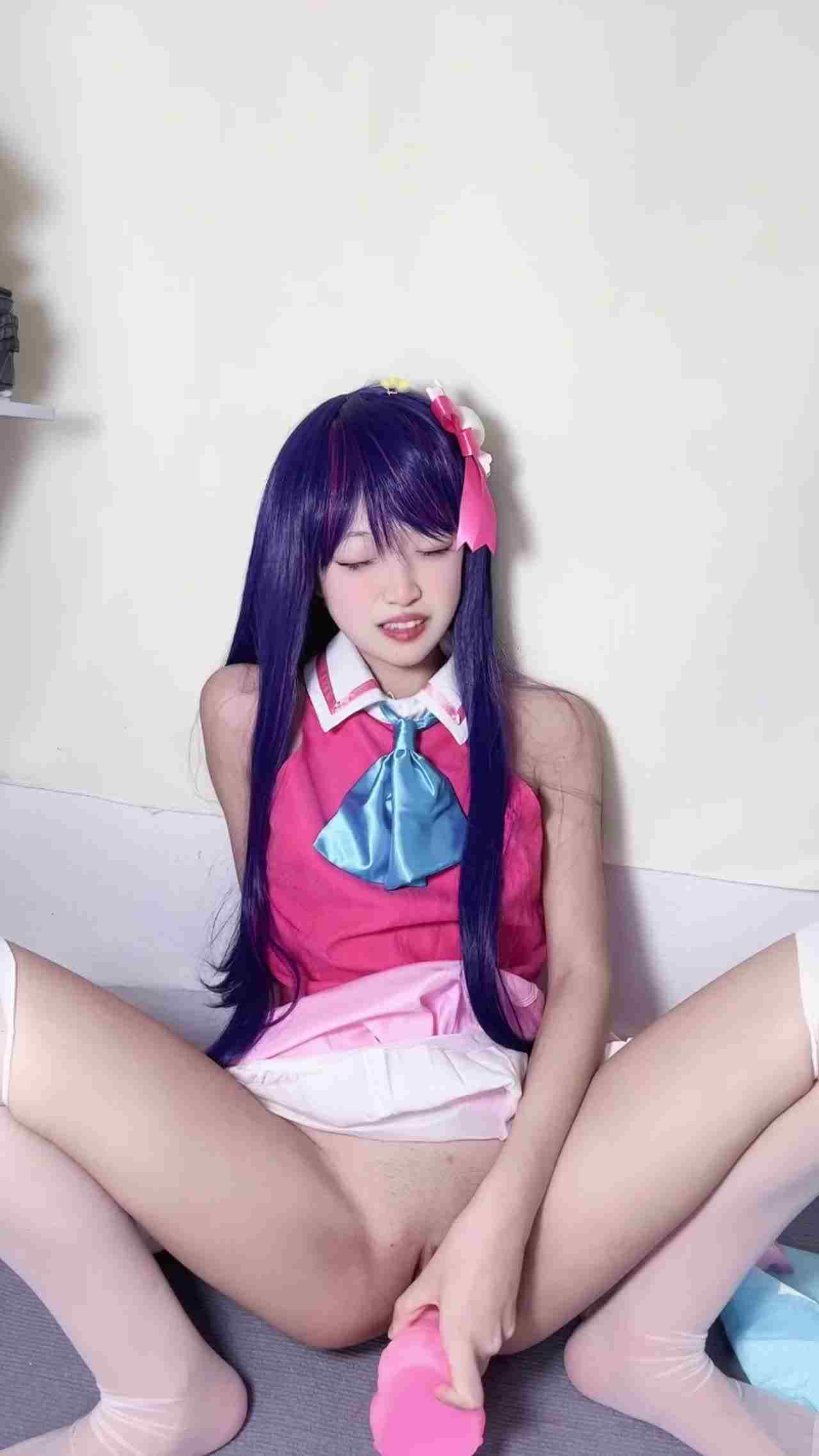  高价自购萝莉免费版-颜值女神cos星野爱，收到粉丝寄来的道具体验，自慰爽到喷水 的剧照3