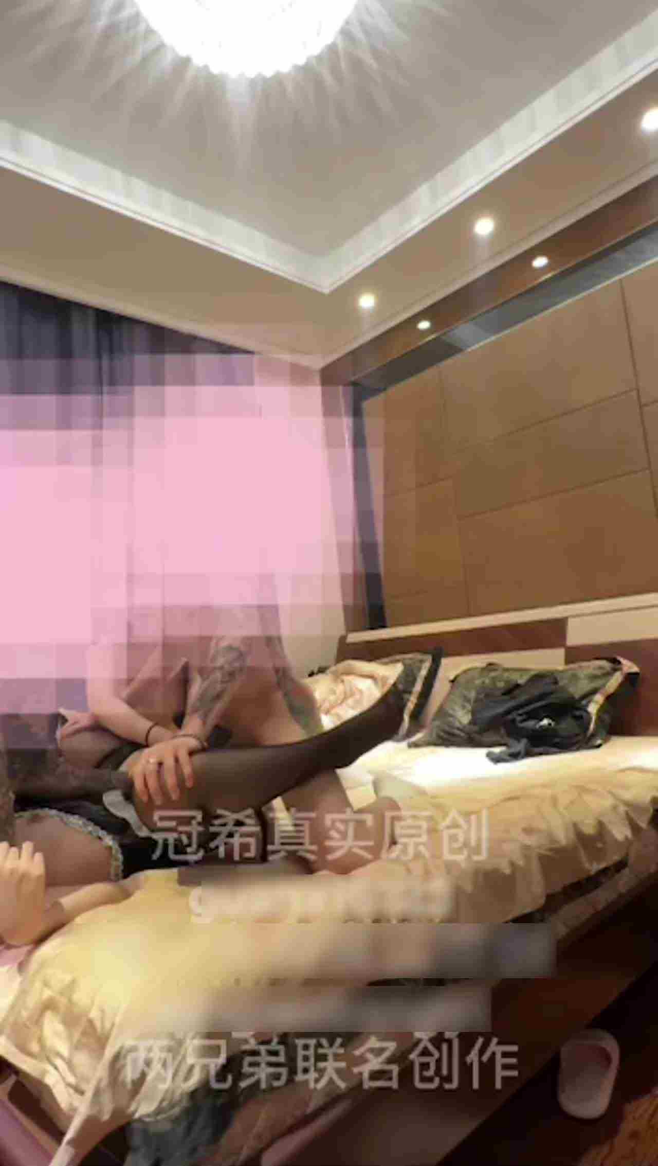  精神小伙的女友最听话-换女友4p露脸御姐看男友操别人那么来劲，明显有点不高兴了，还吐槽他兄弟受不了她 的剧照8