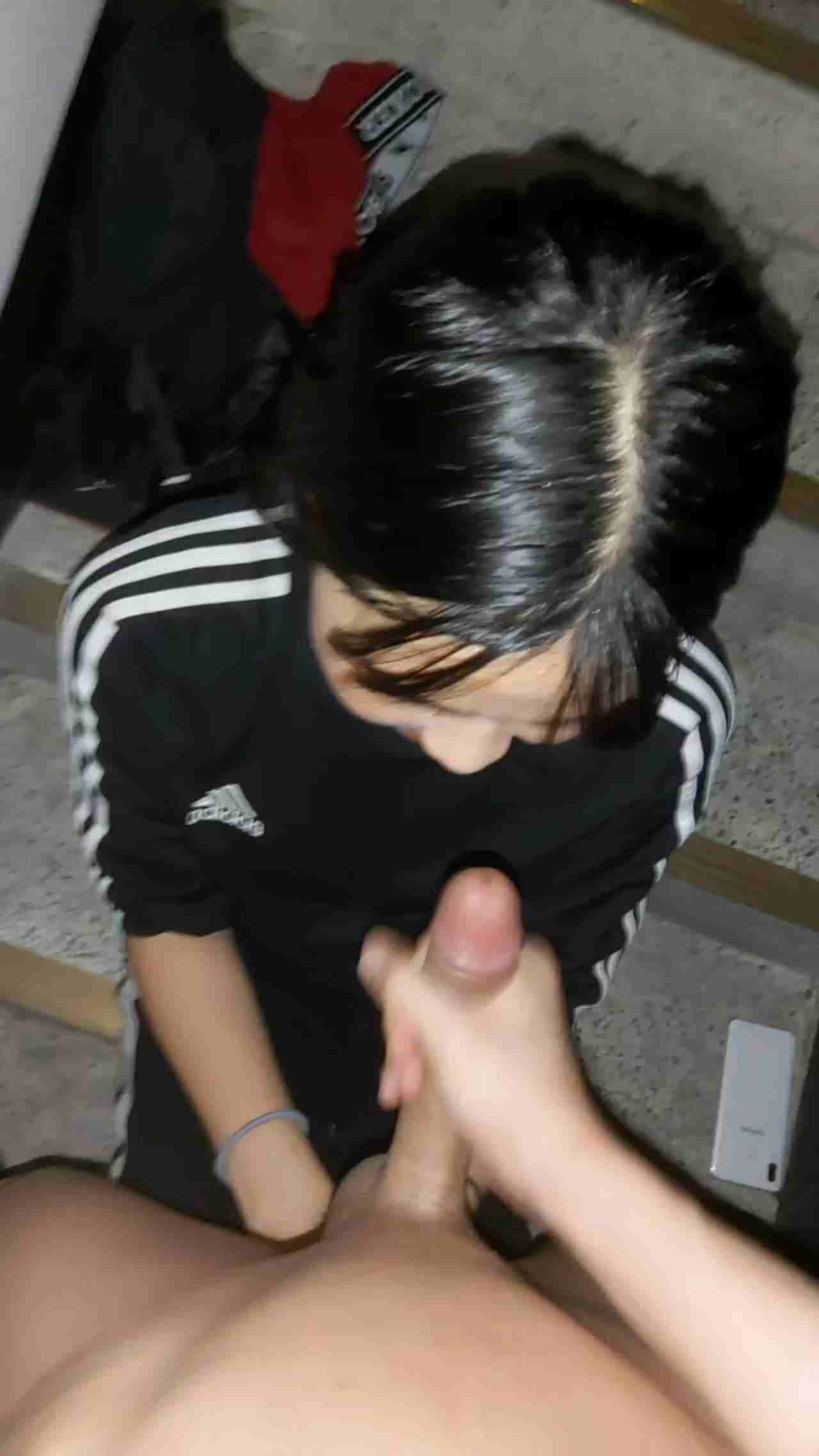  渣男再次约隔壁良家嫩妹楼梯间撸炮 的剧照8