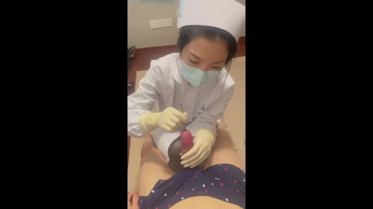  尿道按摩！护士小姐姐 按摩马眼体验 的剧照5