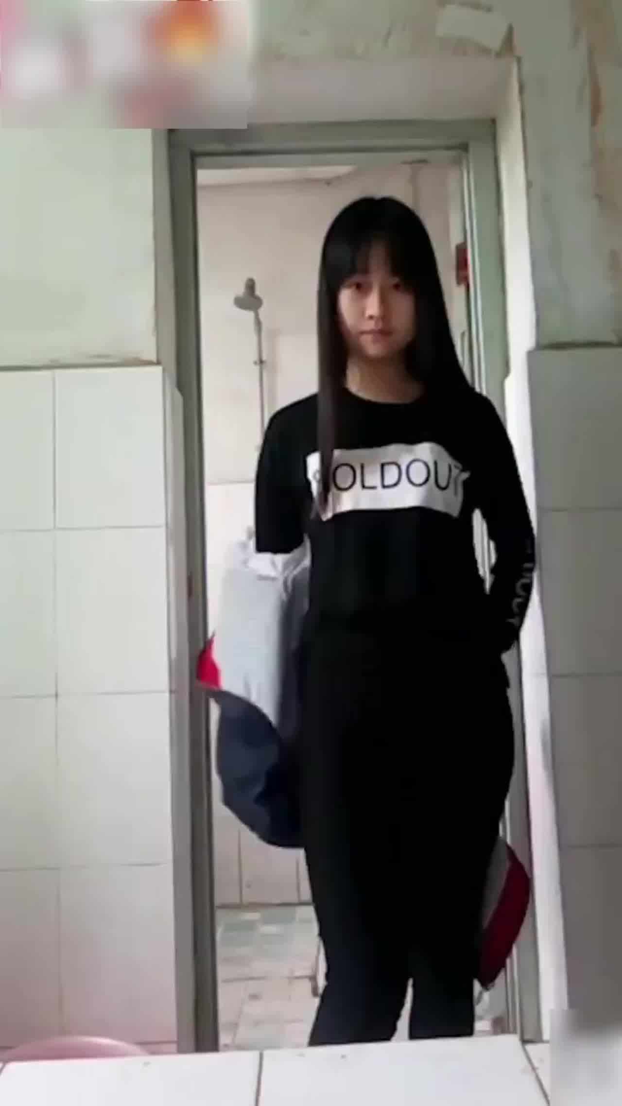  【网曝大瓜】洛阳第一职高时间 女生发给男友私密视频被流出表情真淫荡 的剧照9