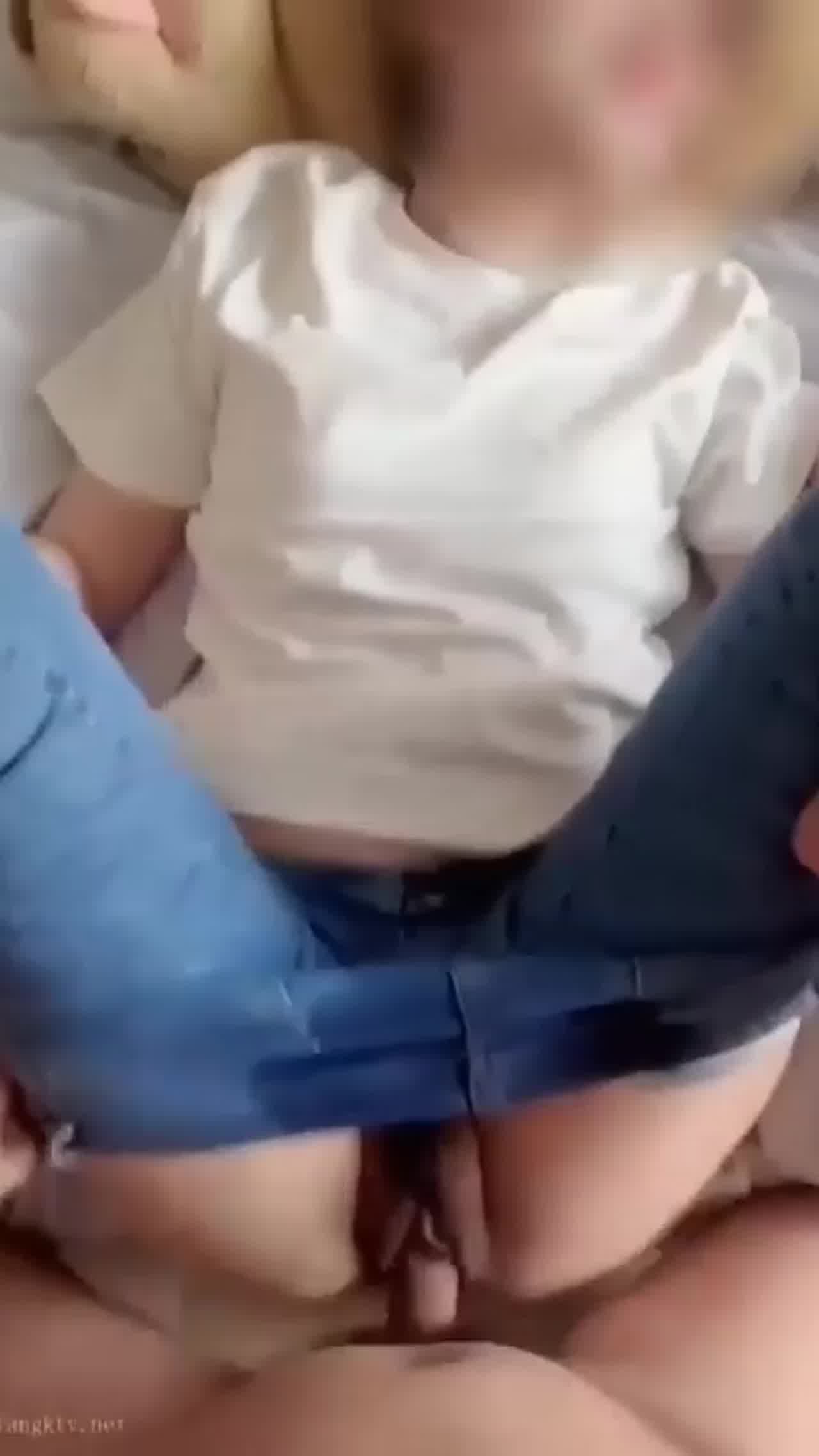  【绿帽人妻】第一次偷情好刺激，裤子脱一半就迫不及待插进去了 的剧照8