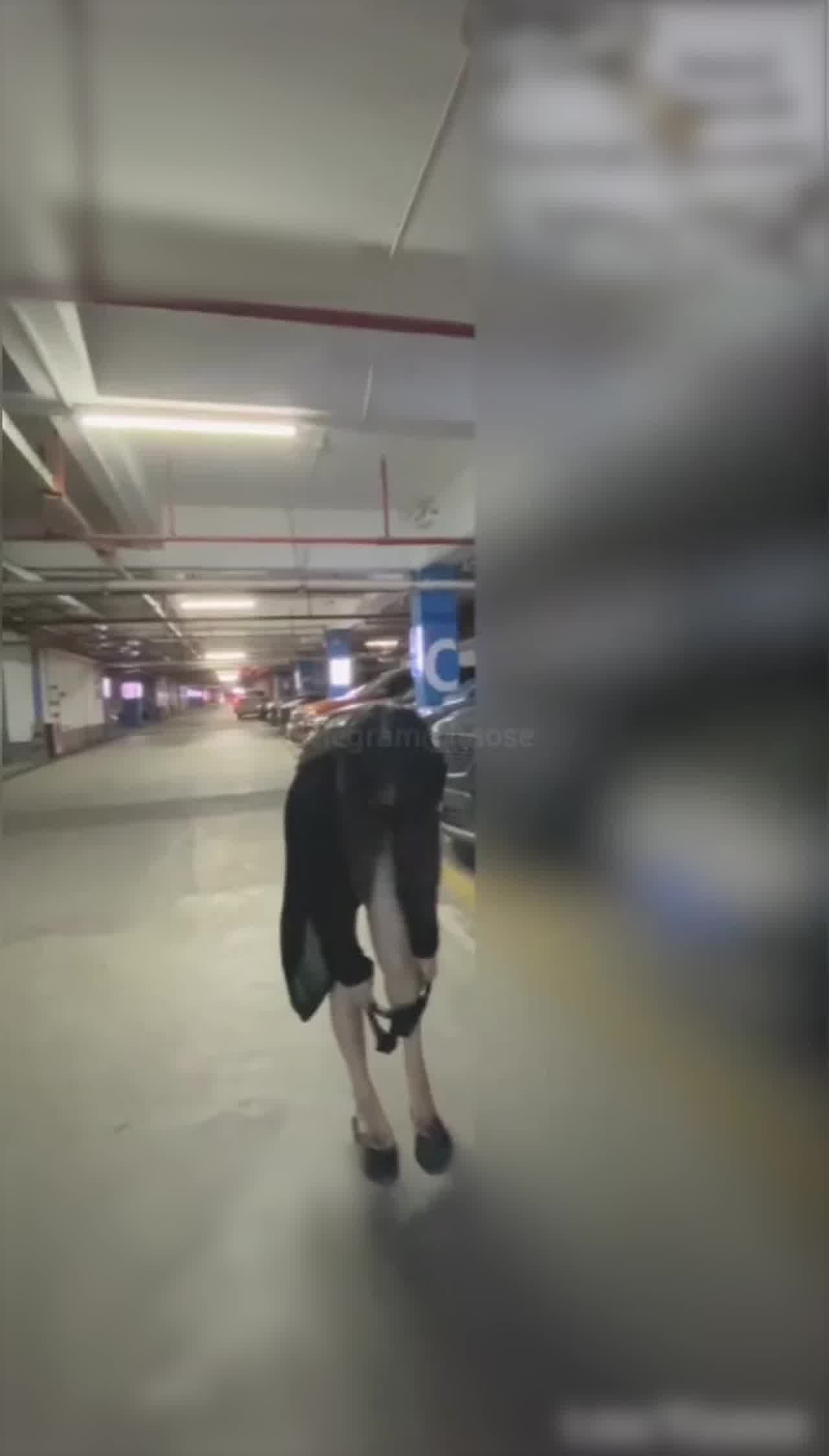  嫩屄少女冯姗姗户外露出母狗调教 的剧照2