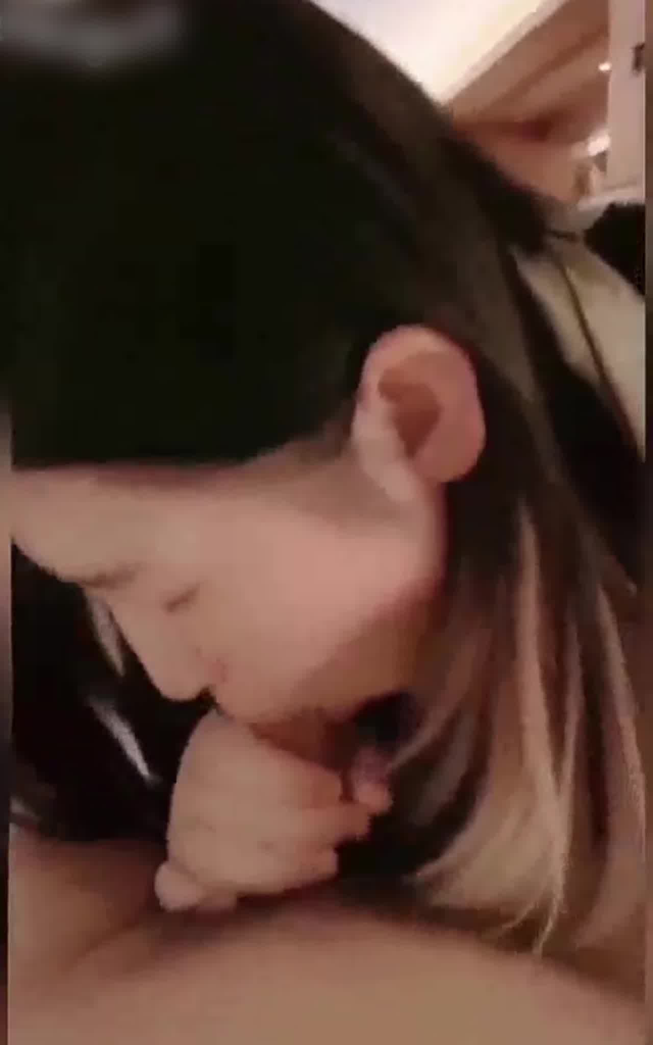  榨汁夏 微胖E奶妹子吃了满满的洨 整个胸部都是 的剧照1