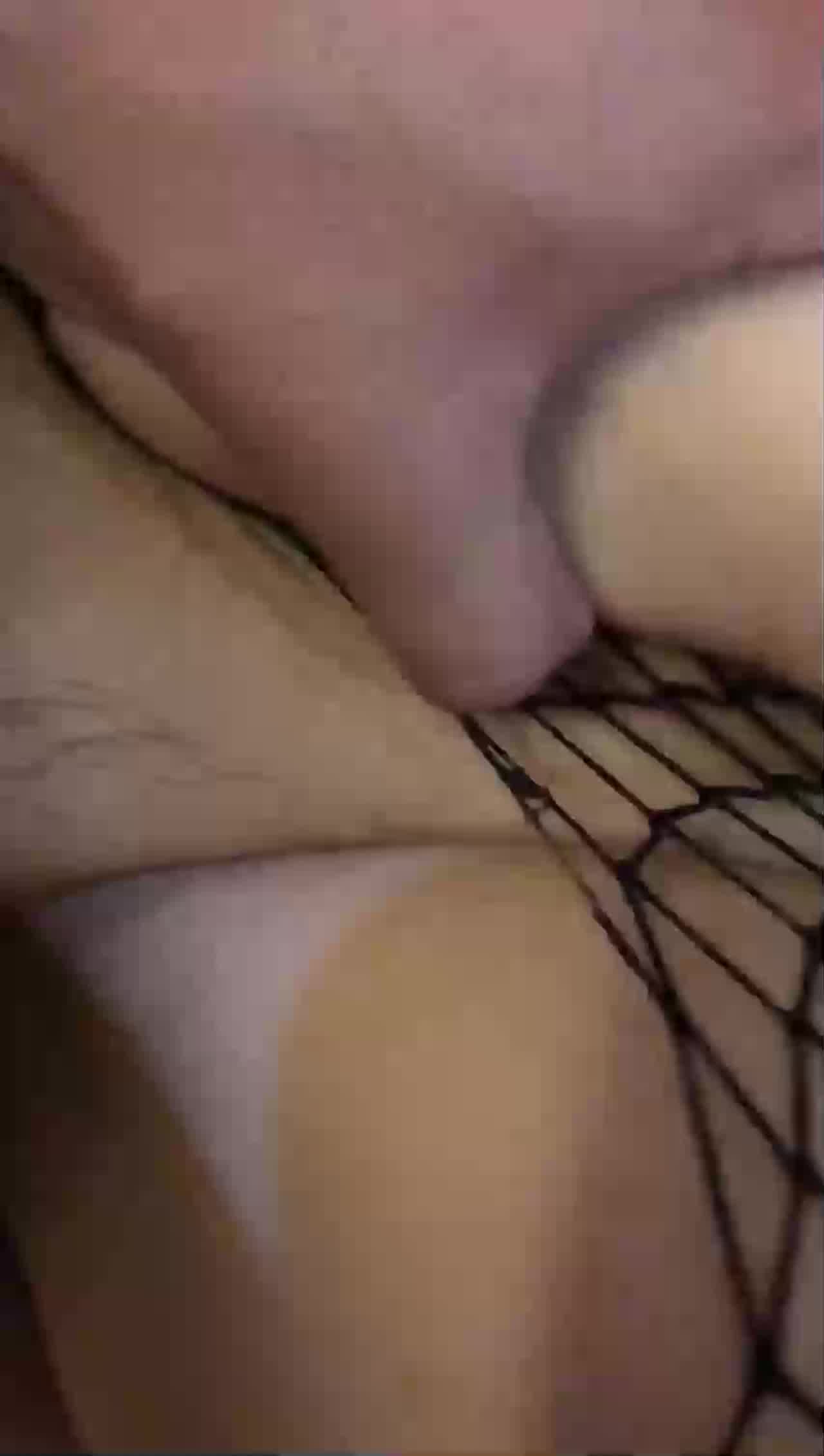  和阿姨感情深了，做爱拿手机记录下来，’你别录脸啊，哼‘，有点小反抗，’别录了‘，’我们自己看好啦‘！ 的剧照8