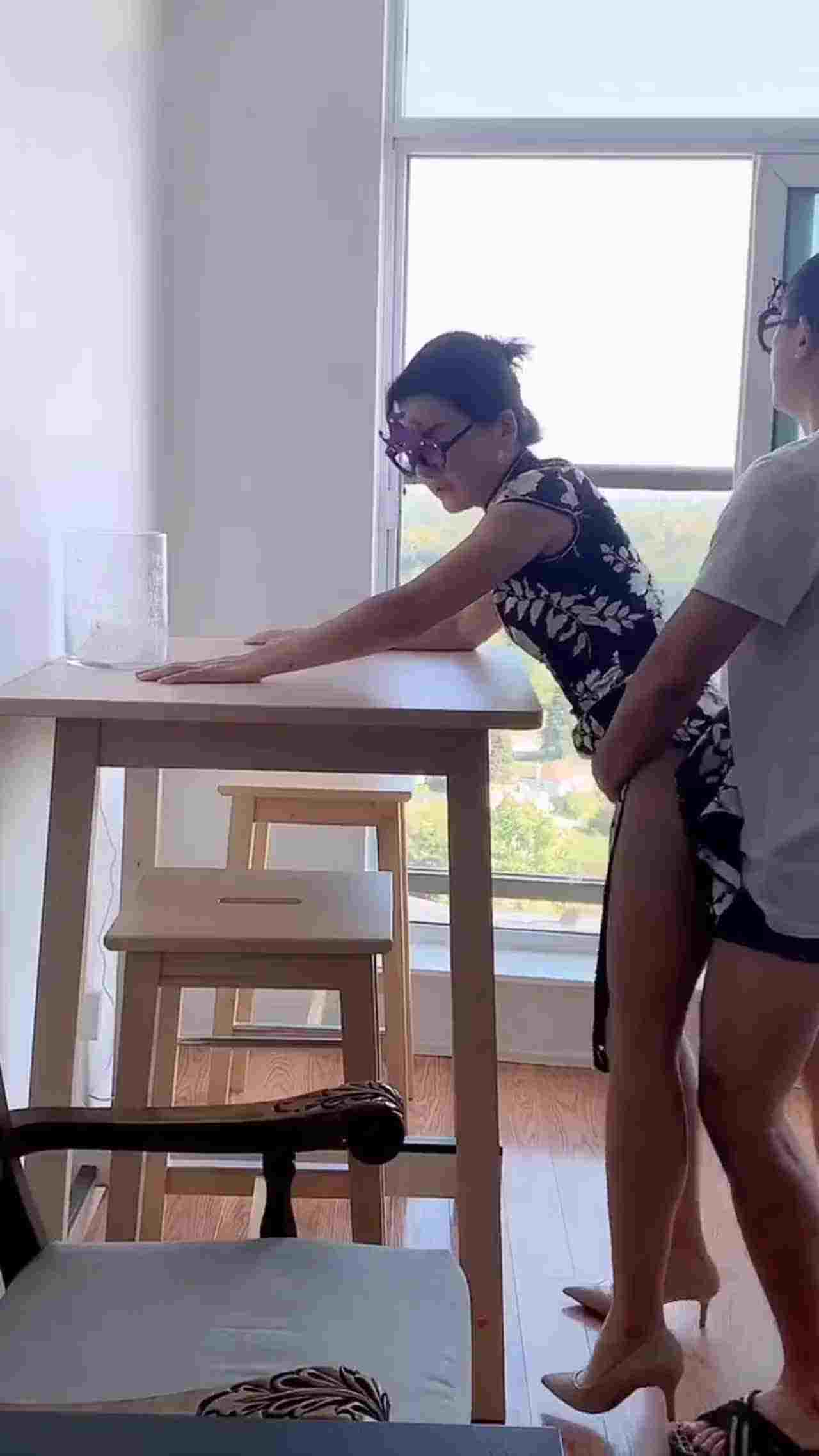  淫荡娇妻勾引自己的学生，被爆操 的剧照4