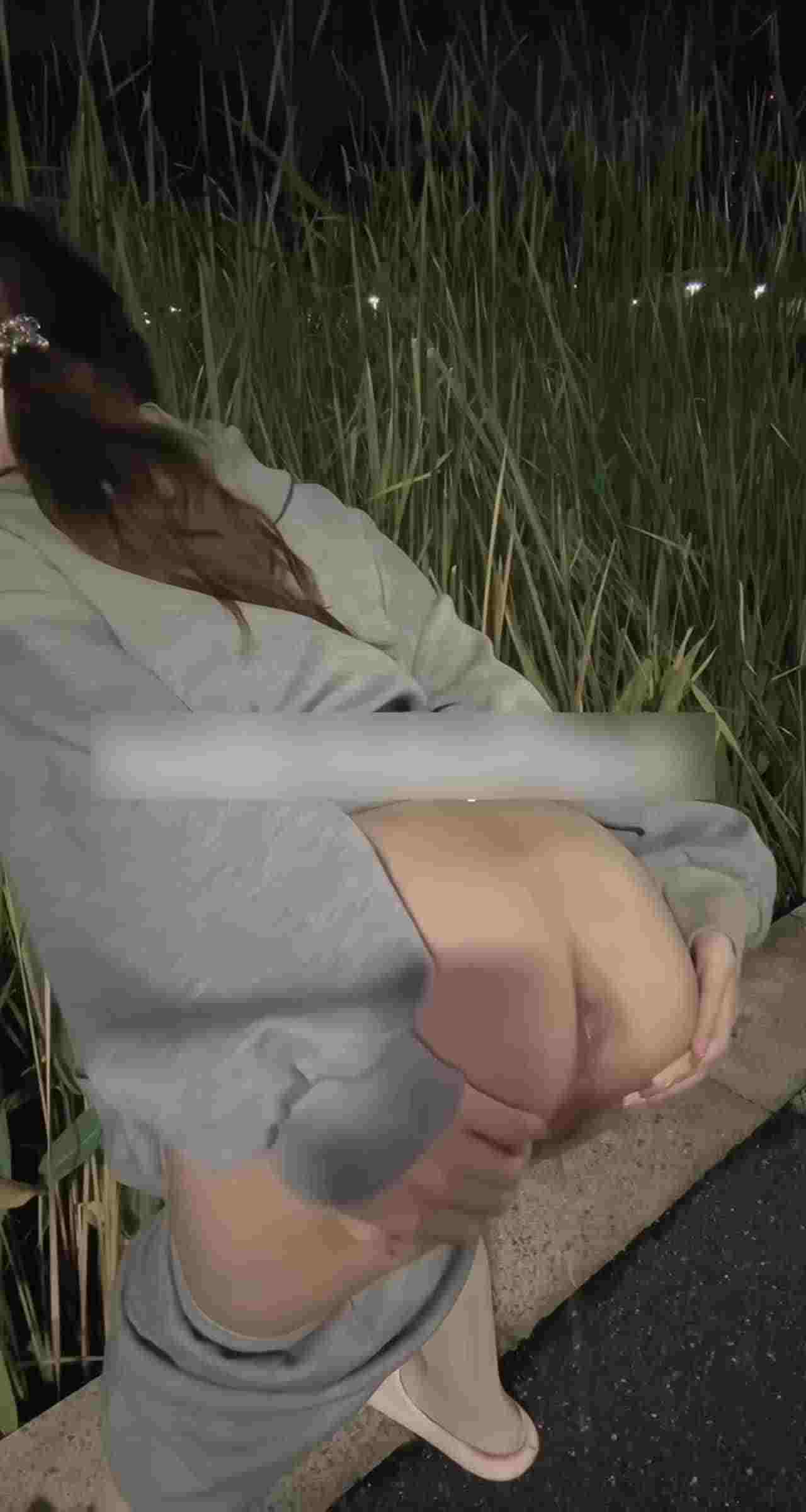  双马尾小母狗户外尿尿 的剧照5