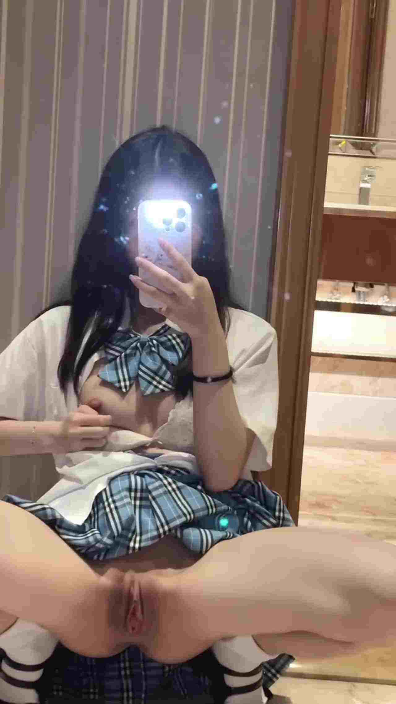  jk 学妹对镜自拍 的剧照2