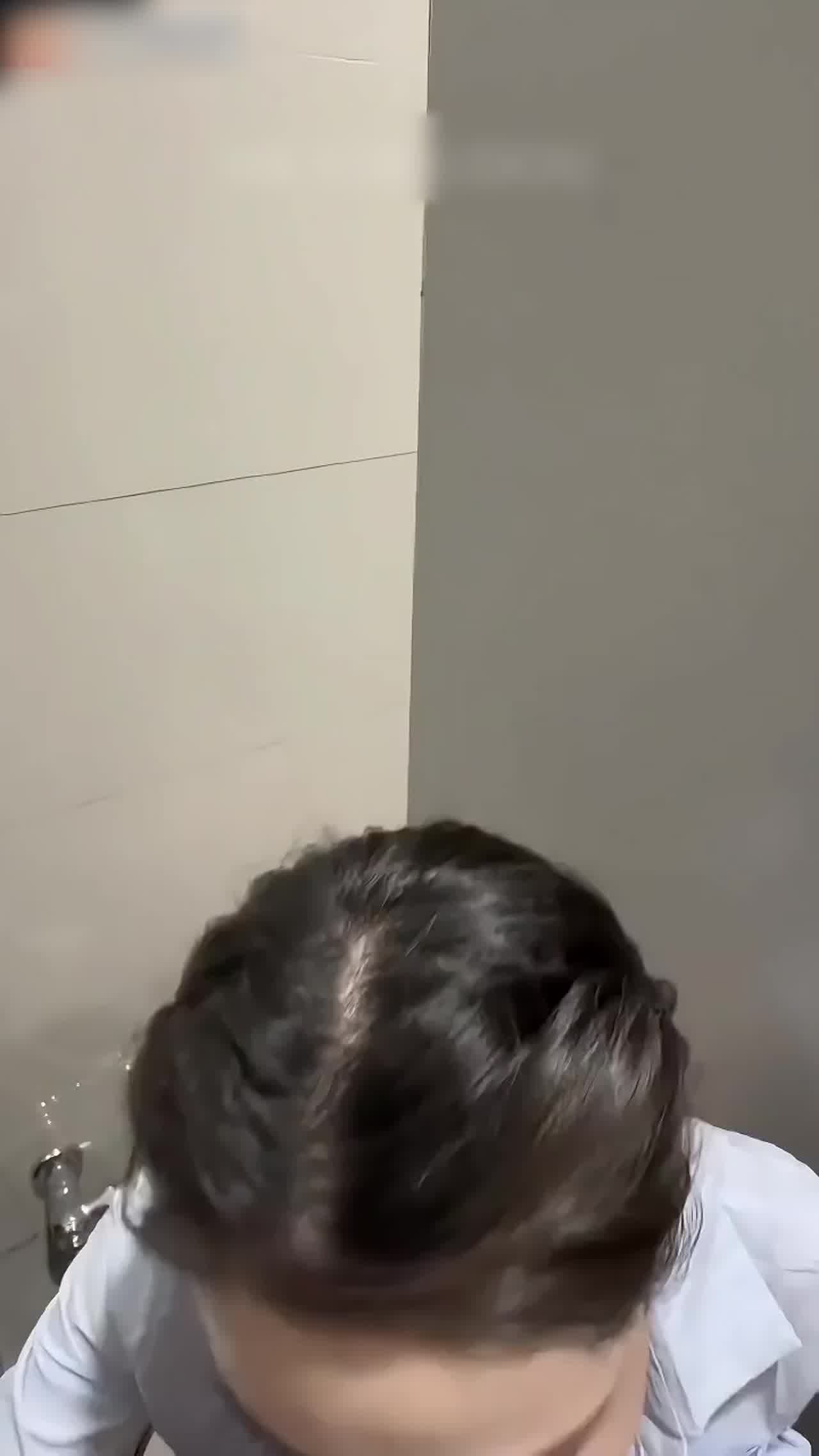  看上的美女就跟着进厕所偷拍了 的剧照3