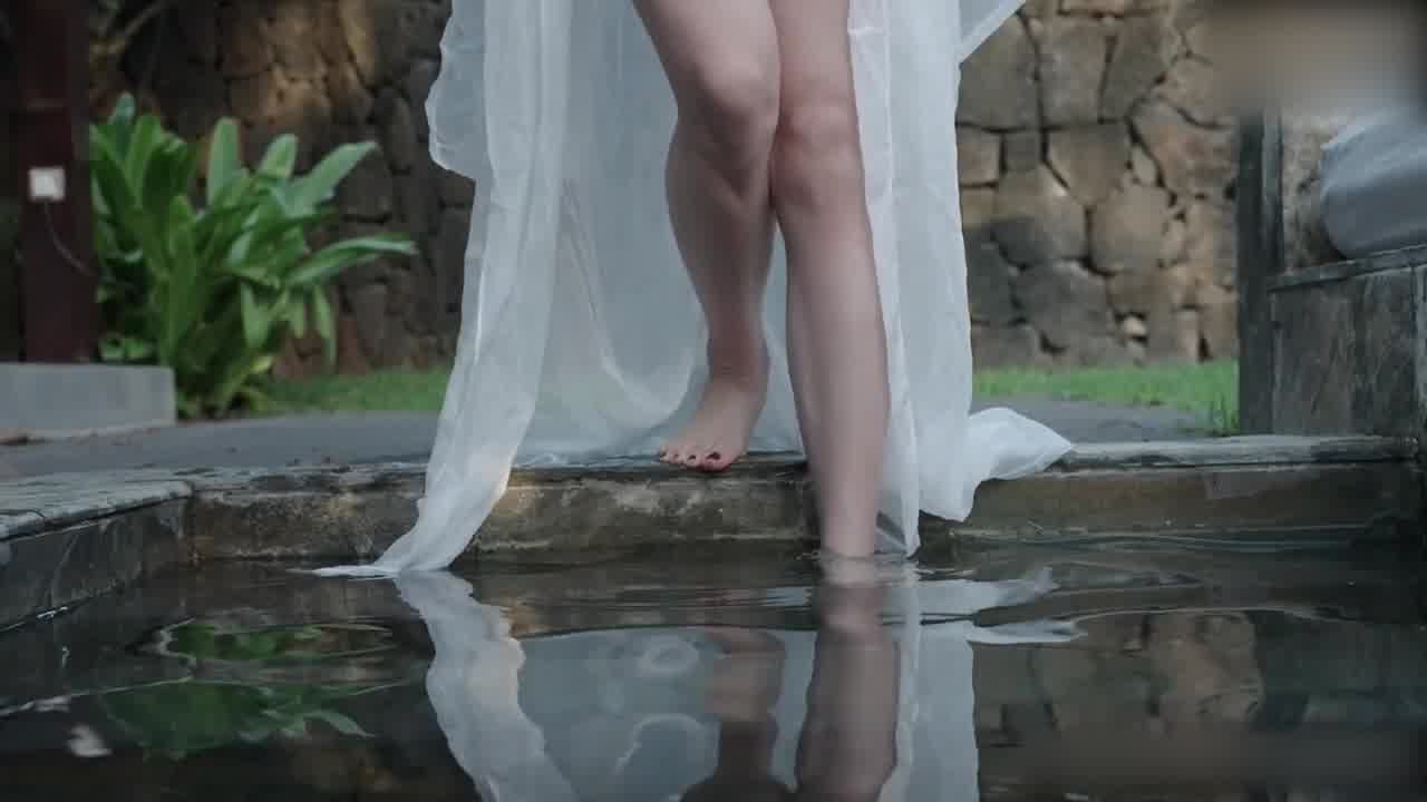  HongKongDoll 「晨钟 暮鼓 贰」清纯正妹泡冷泉展现好身材 的剧照7