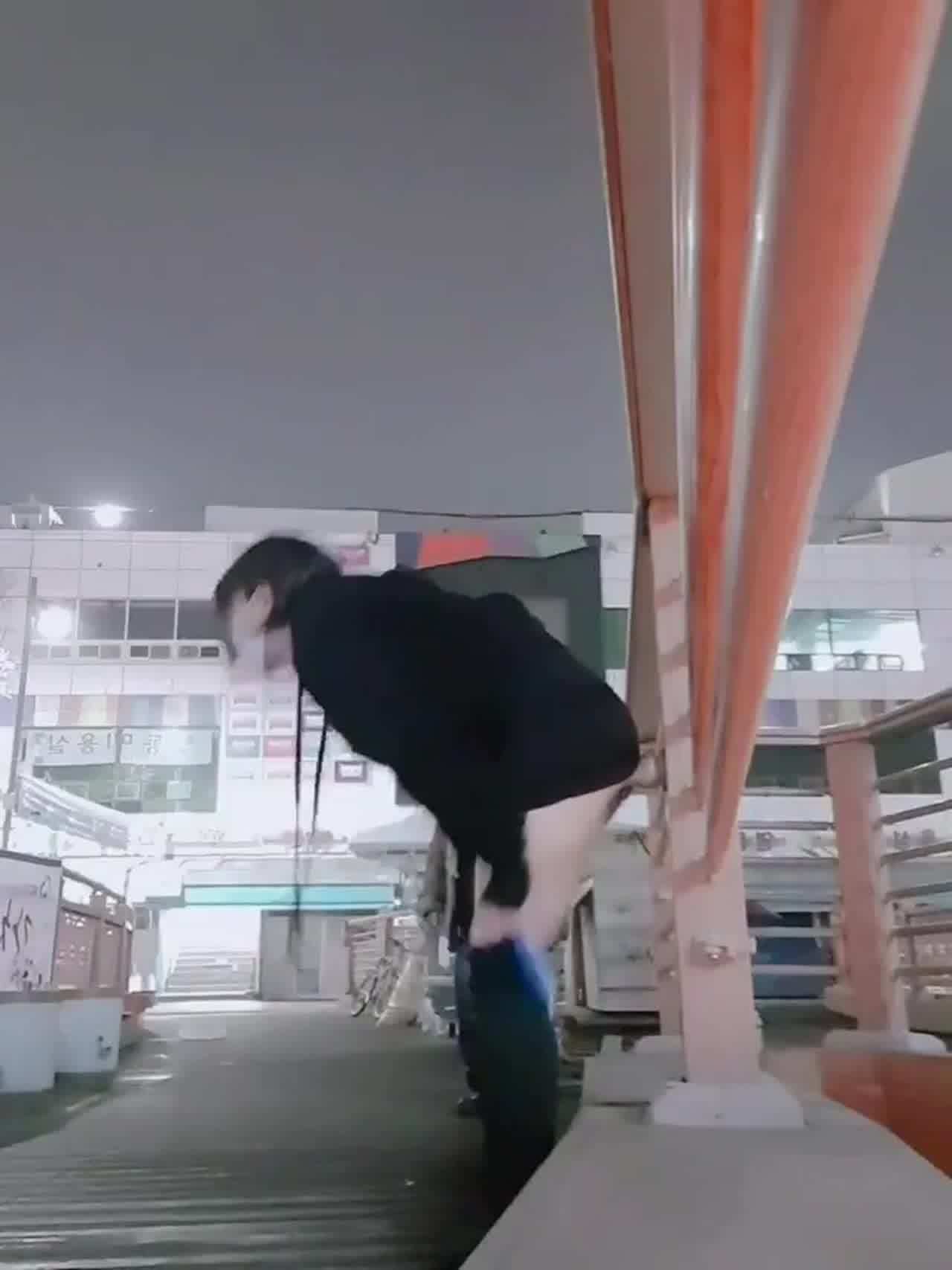  被发现了 韩国小妹野外玩棒 的剧照10