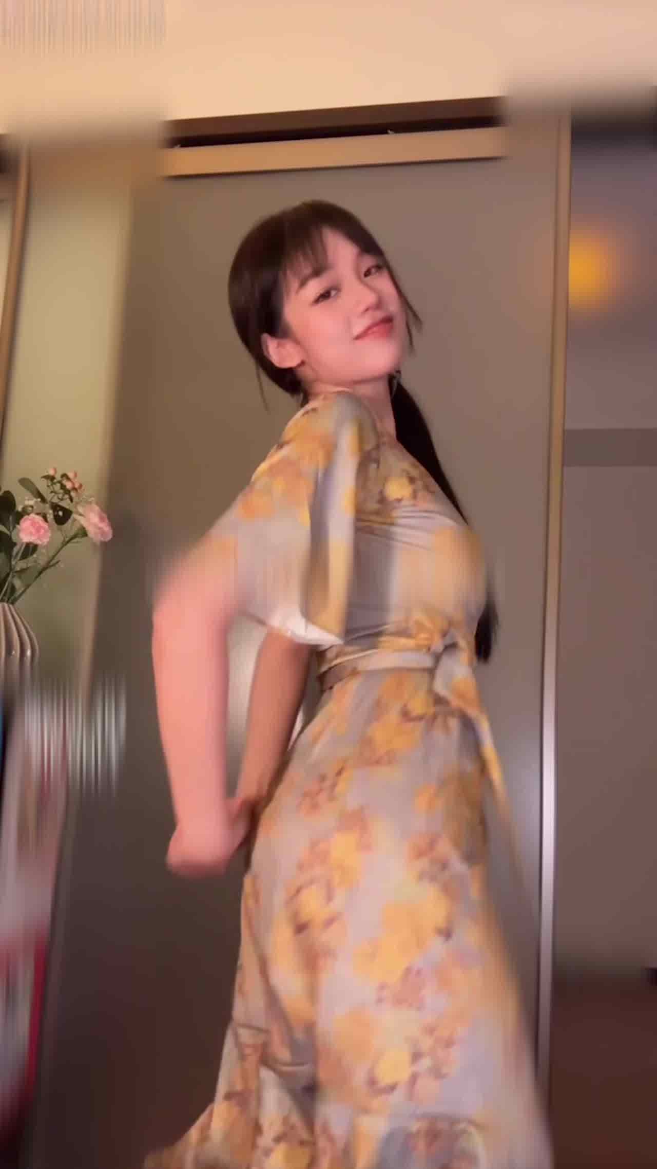  抖音女神玉米，完美大腿嫩臀摇摆热舞 的剧照10