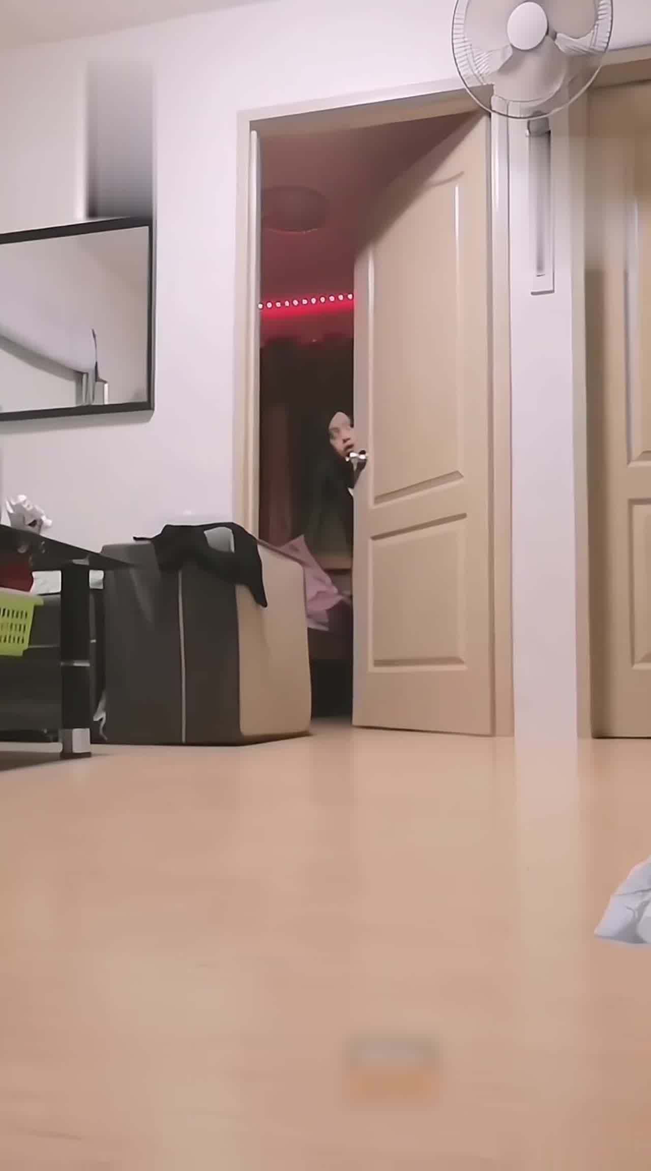  妹妹客厅玩DIY直播家人突然回来非常狼狈 的剧照4