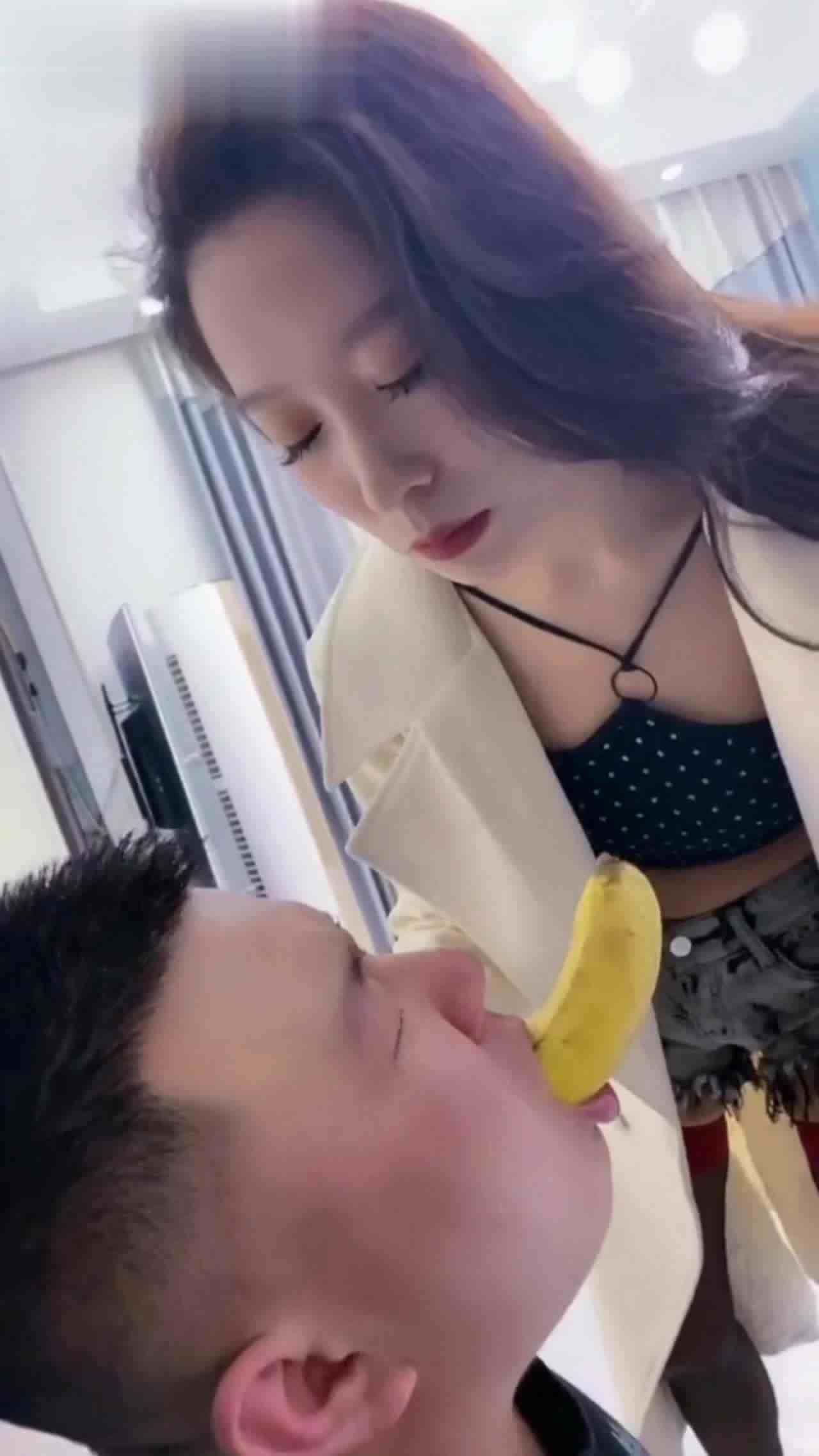  颜值少妇调教公狗 的剧照3