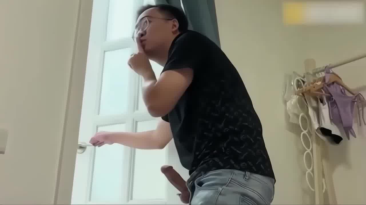  等一下，伱刚在卫生间做什么？跟兄弟偷窥后强迫进行5P 的剧照10