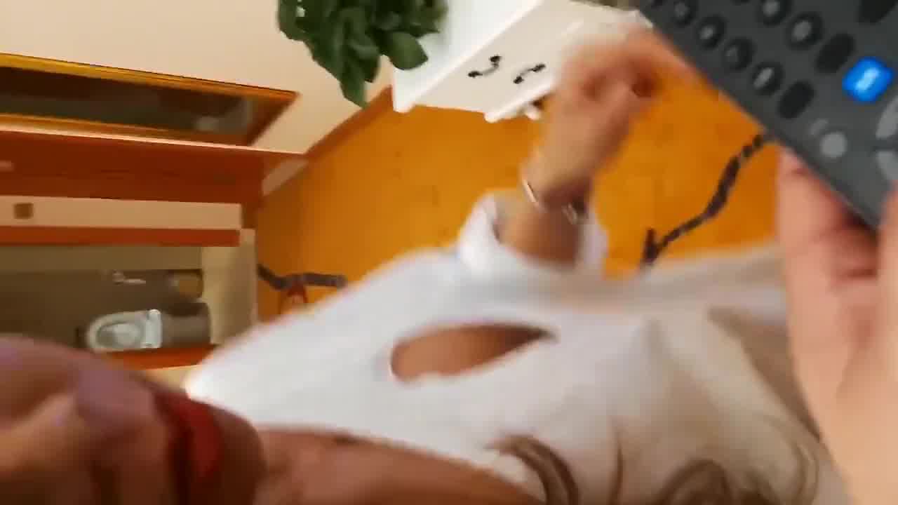  高颜值美女在高档会所被土豪们猛操，逼毛很旺盛，淫叫声很大，操起来好得劲。 的剧照3