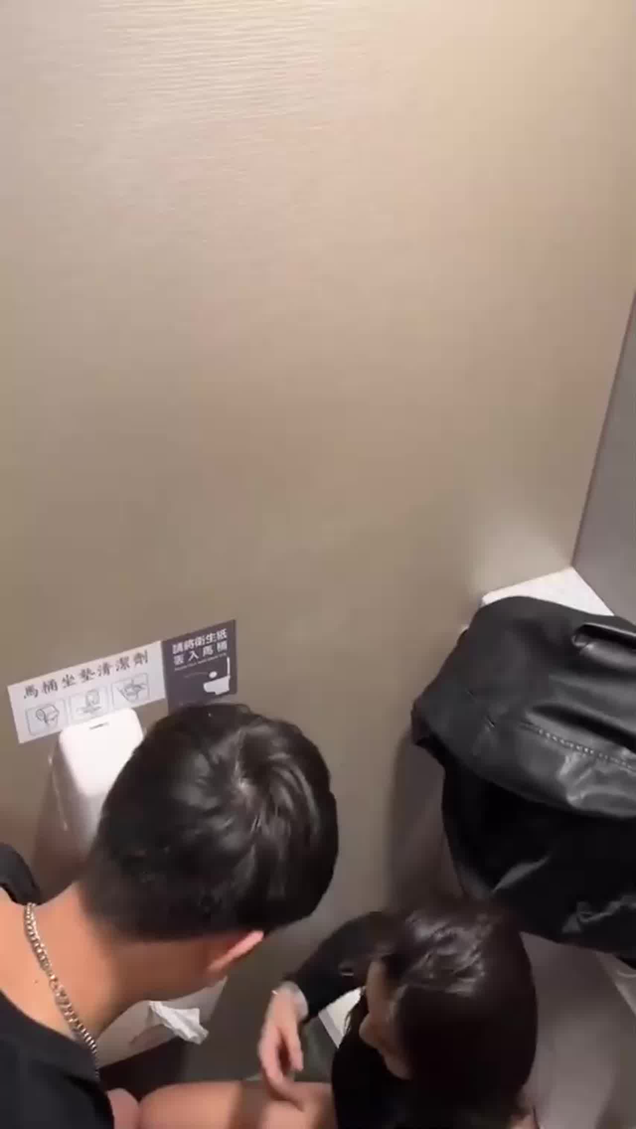  酒吧厕所偷拍竟发现情侣在厕所偷偷做爱，一脸享受的样子不忍打断 的剧照9