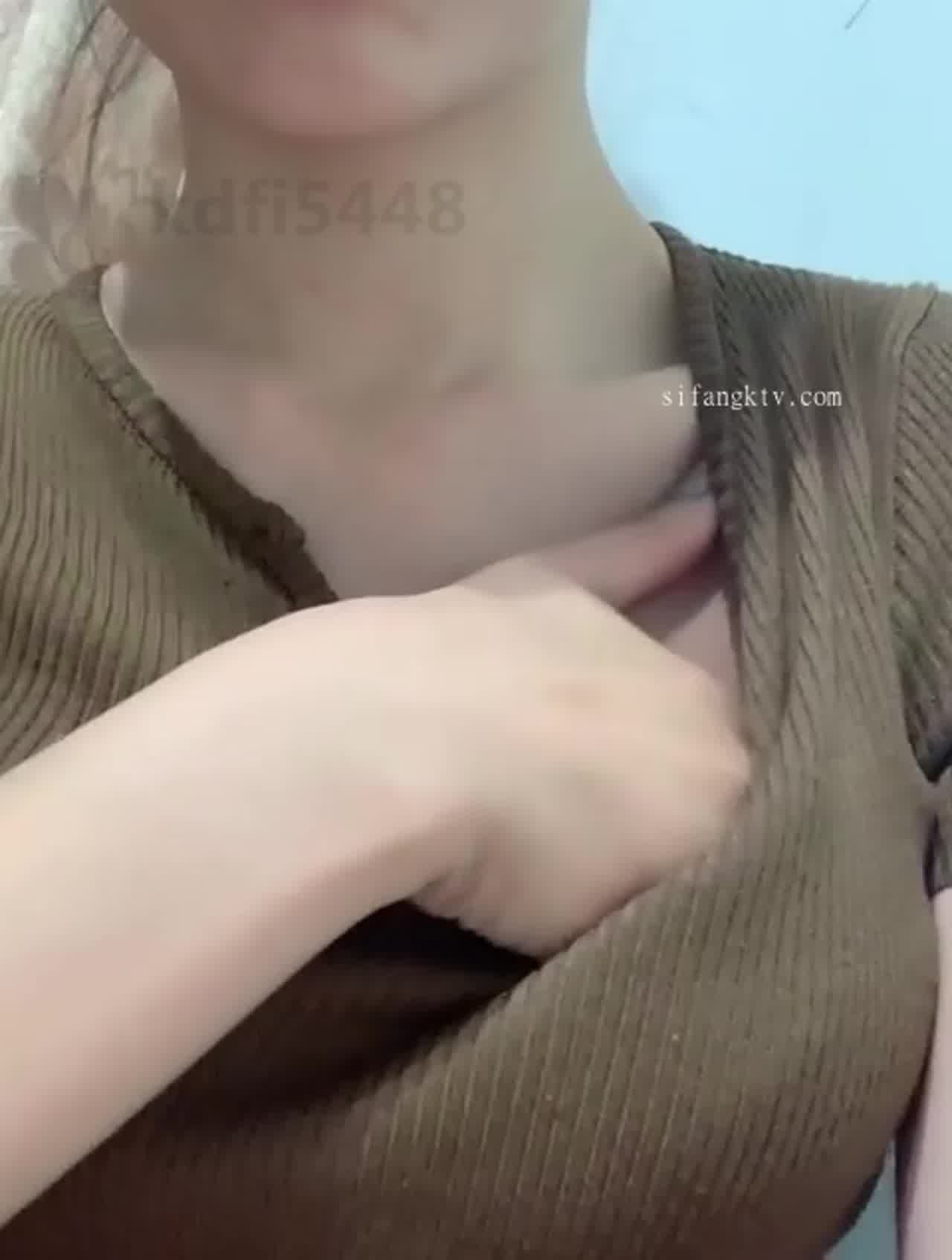  【反差婊私下的样子】像母狗一样，各种自拍讨好金主，洗澡前都不忘记自摸，揉捏自己乳头，掰开自己淫穴 的剧照1