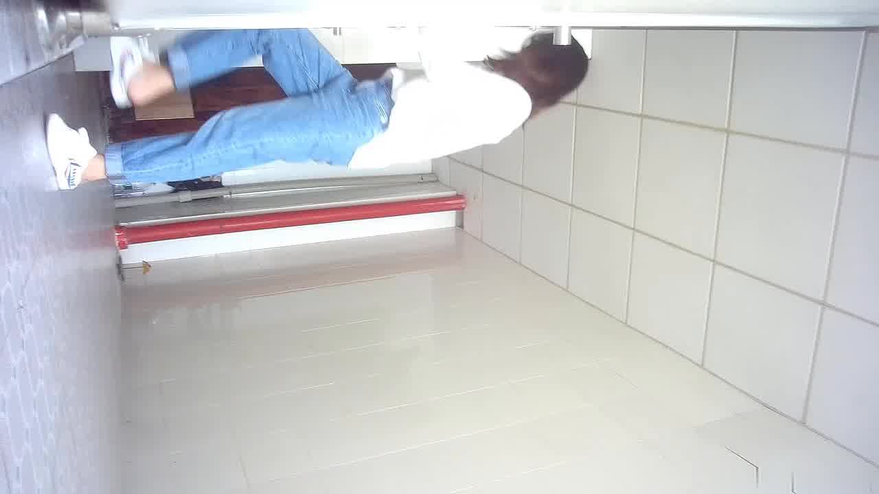  电子厂厕所阅览肉穴，冒死偷拍精挑细选，都是年轻漂亮的粉嫩肉穴 的剧照6