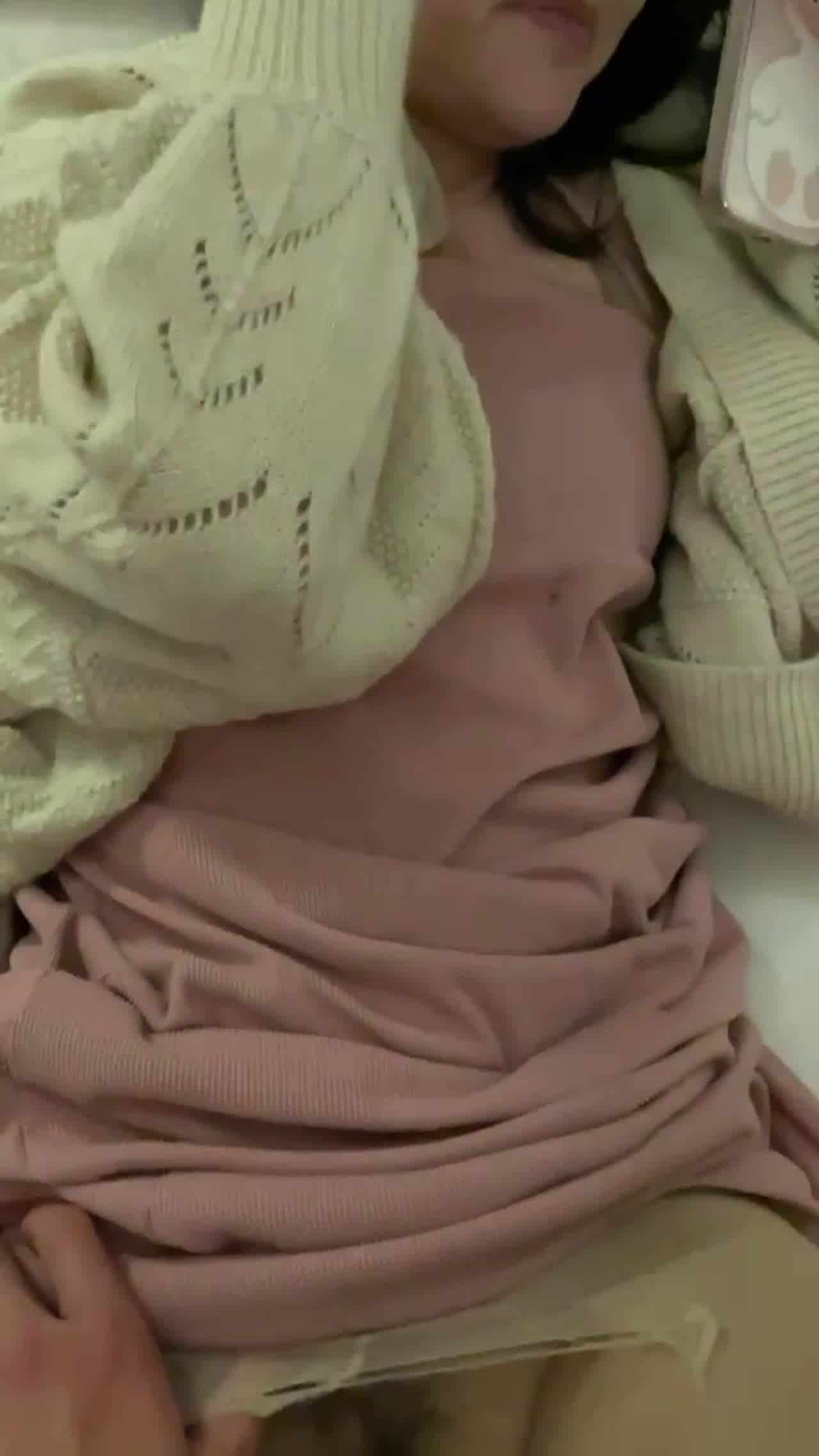  爱玩游戏的小骚货被操爽了 的剧照4