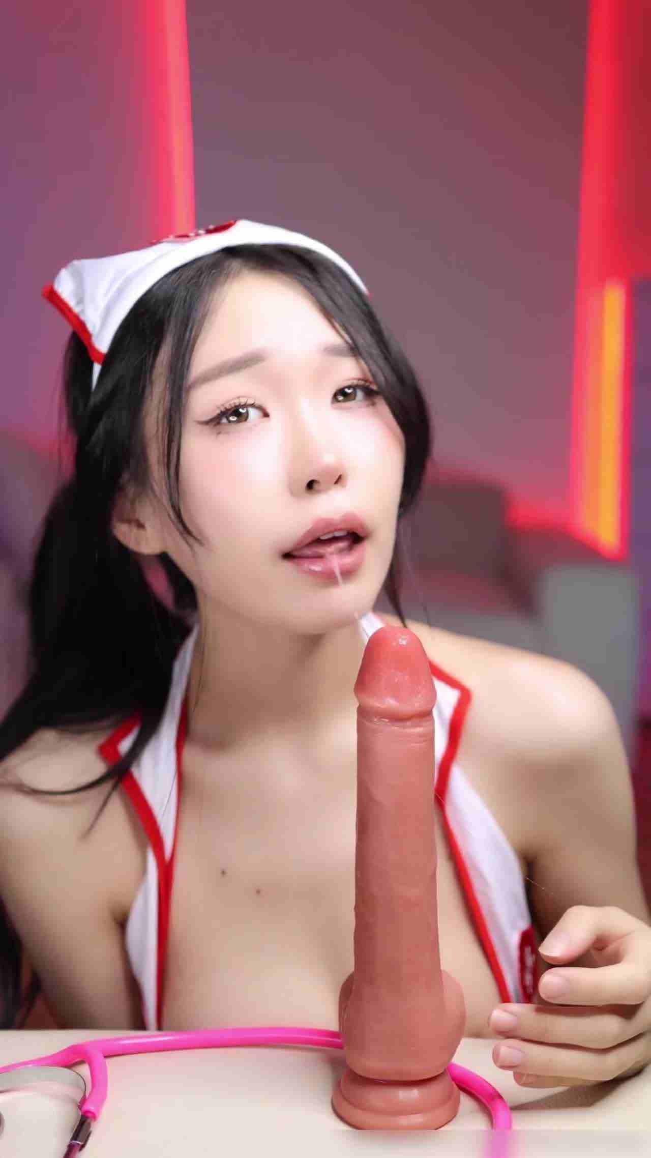  OF自购华裔留学生免费版-白丝小护士的肉棒检查，淫荡小护士被射一胸的牛奶精液！ 的剧照4