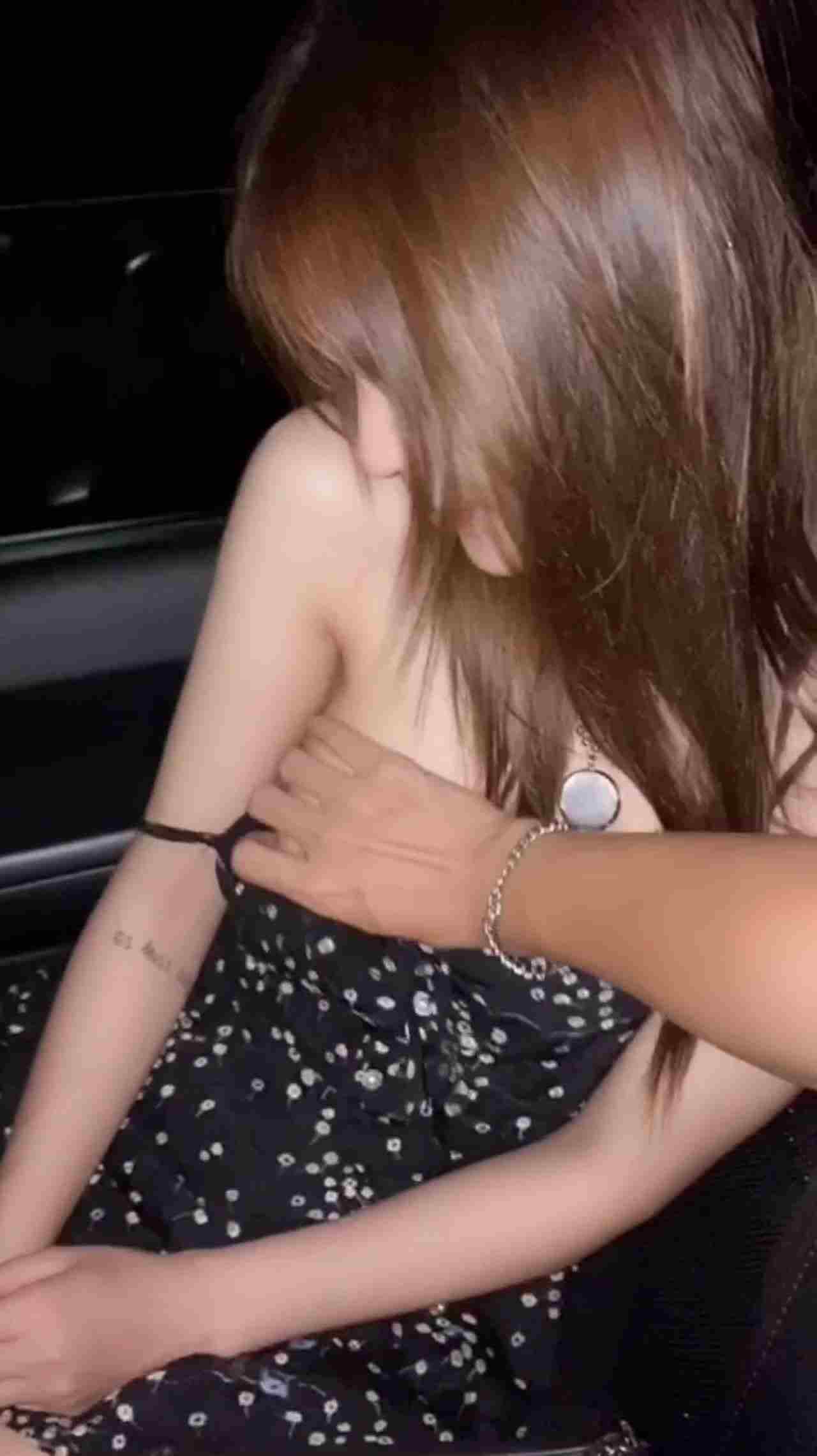  小蓝 美女喝醉了的样子有够痴 车上自慰摆出淫荡脸 的剧照9