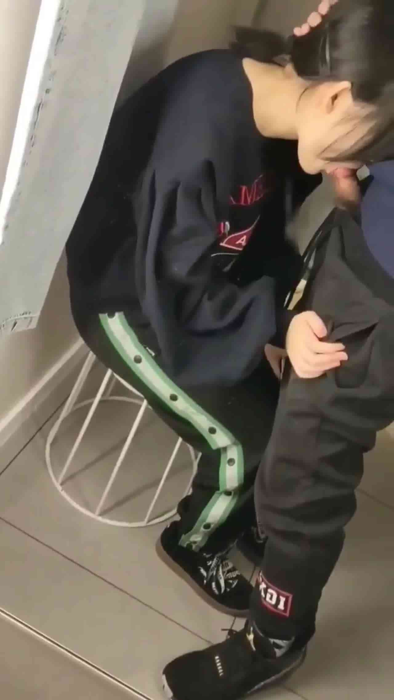  学生情侣公厕偷禁果 的剧照10