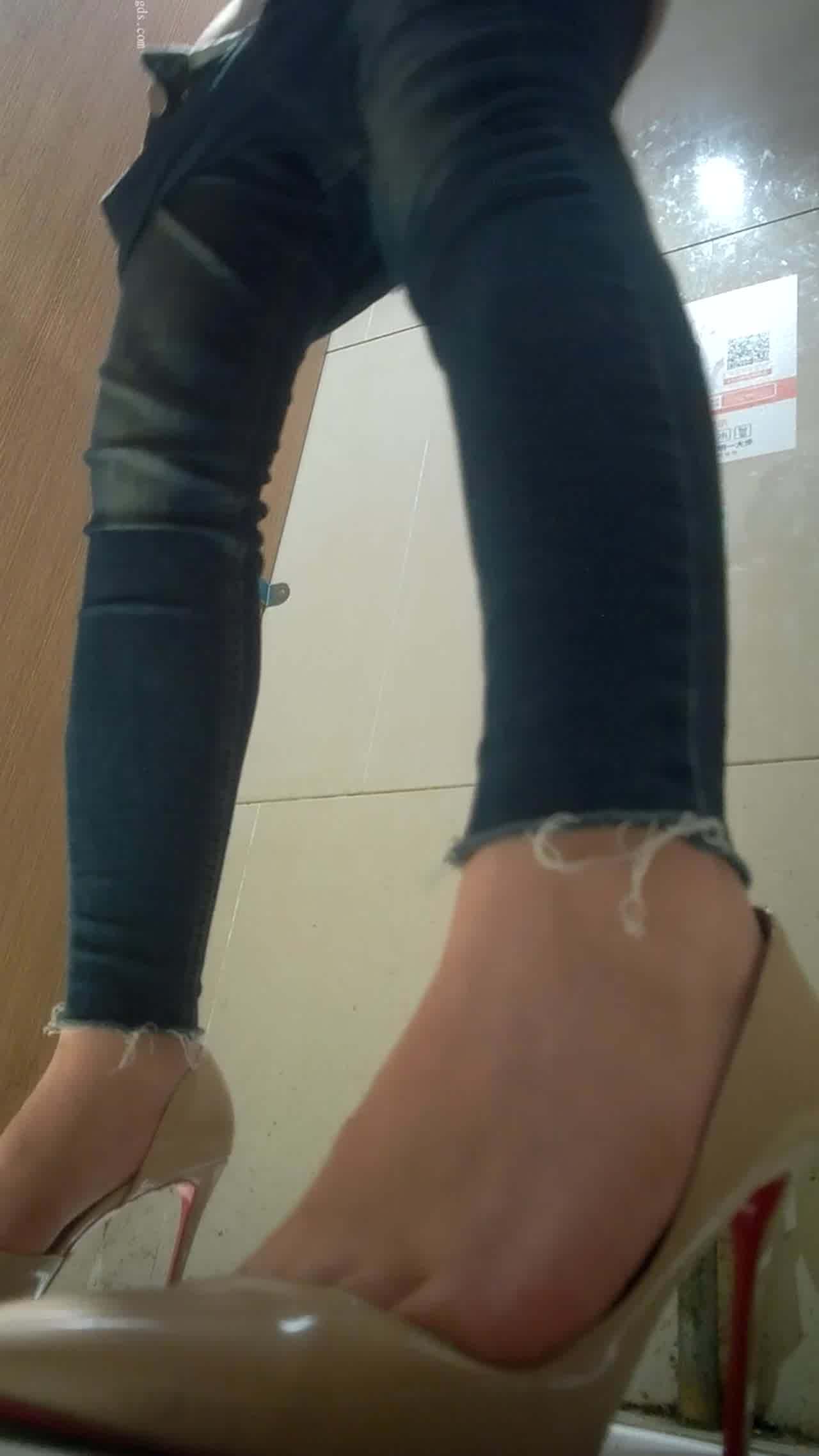  厕所偷拍来看紧身牛仔裤小姐姐来尿尿 的剧照7