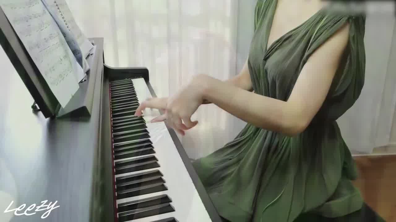  Leezysecret  太火辣！韩国音乐网红穿着火辣的套装弹着琴 能不让人流鼻血吗 的剧照3