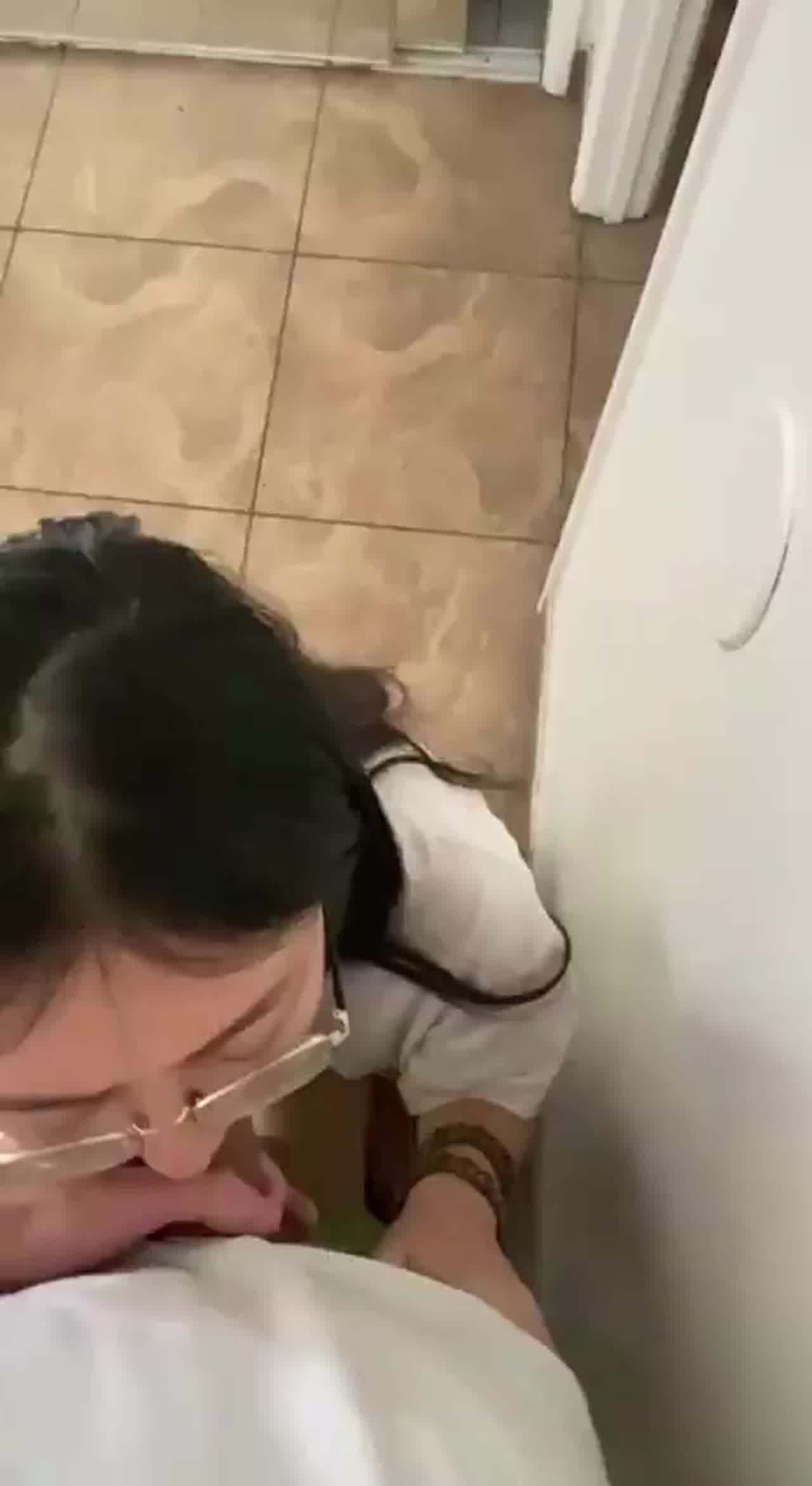  爱喝养乐多的眼镜美女 的剧照5