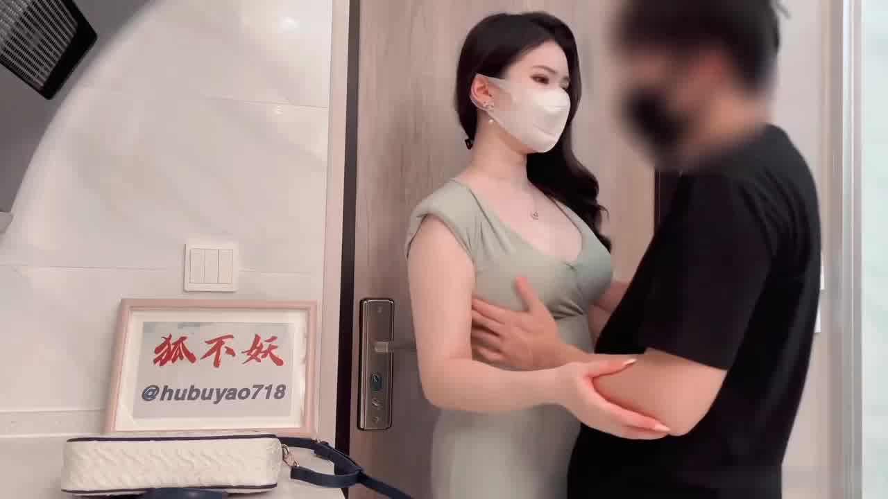  偷情爆乳少妇进门就开操狐不妖 的剧照5