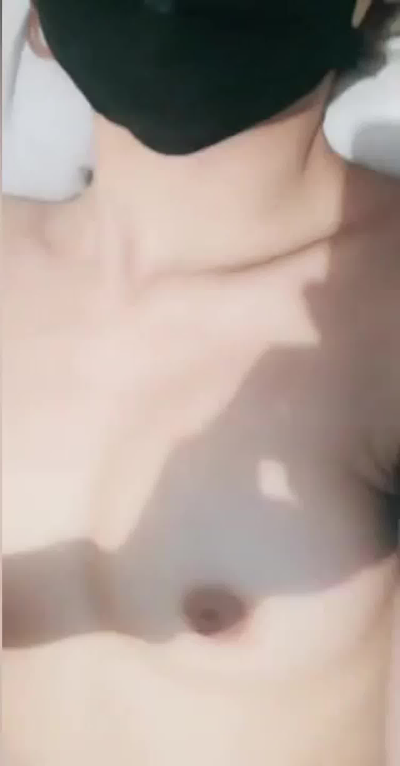  小情侣直播间里直播做爱，骚妹听男友一个口令一个动作 的剧照1