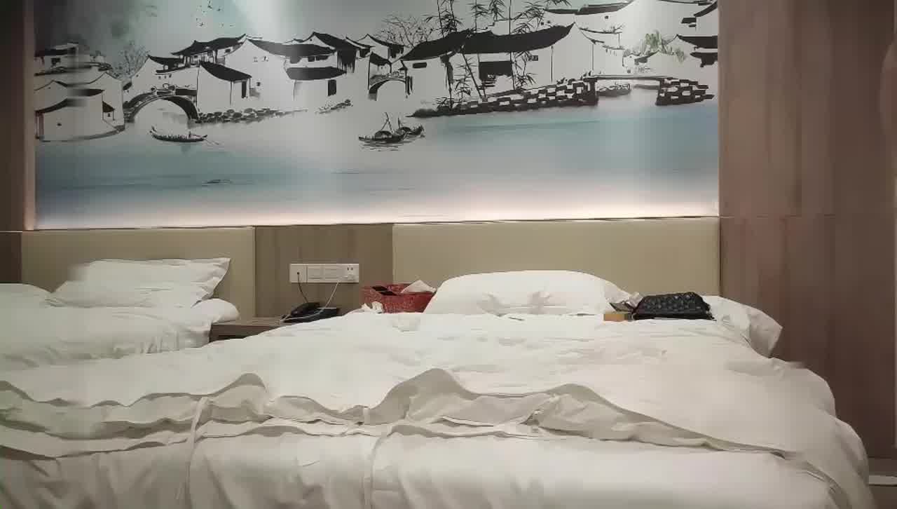  两兄弟嫖妓，一个把门，一个艹，口交舔弄69舔逼，大力抽插猛操，叫声走廊都能听得见。 的剧照1