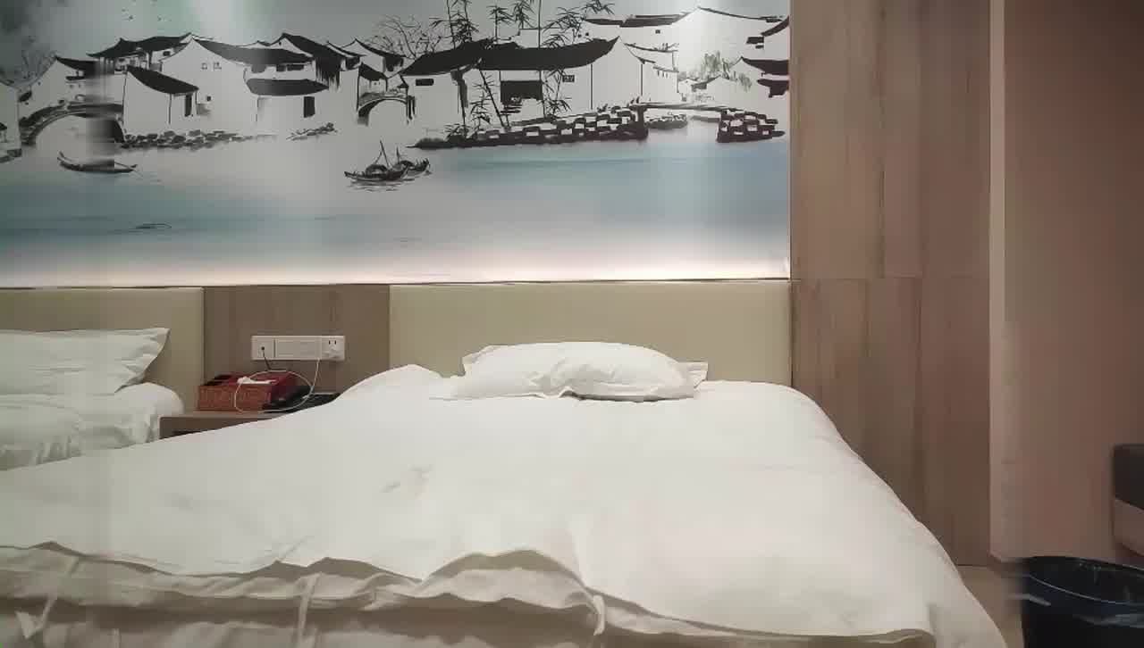  两兄弟嫖妓，一个把门，一个艹，口交舔弄69舔逼，大力抽插猛操，叫声走廊都能听得见。 的剧照7