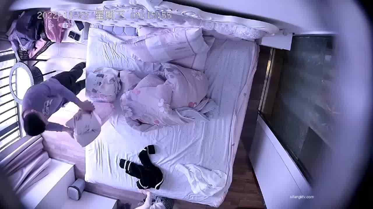  真实情侣啪啪开灯又关灯啪啪 各种姿势都来 女友就像一条死鱼 的剧照3