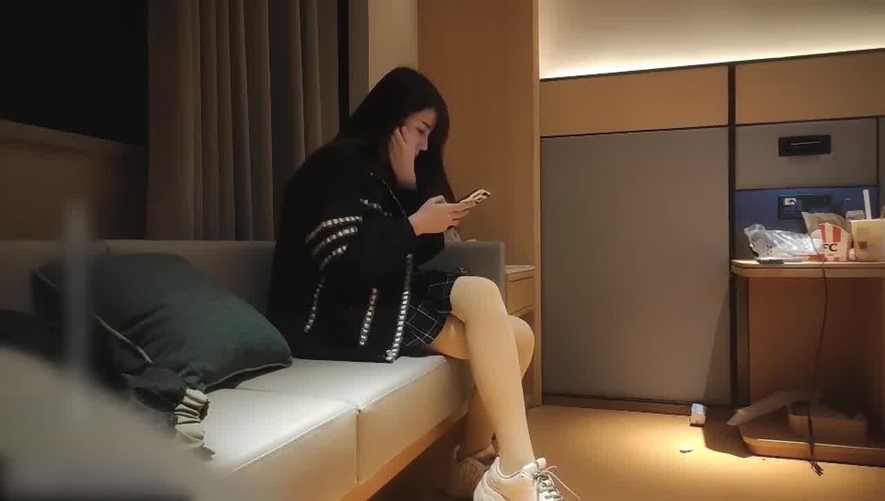  极品白小纯，高端外围，智商堪忧老玩手机，幸亏妹子够单纯，激情啪啪小嫩妹玩得爽 的剧照5