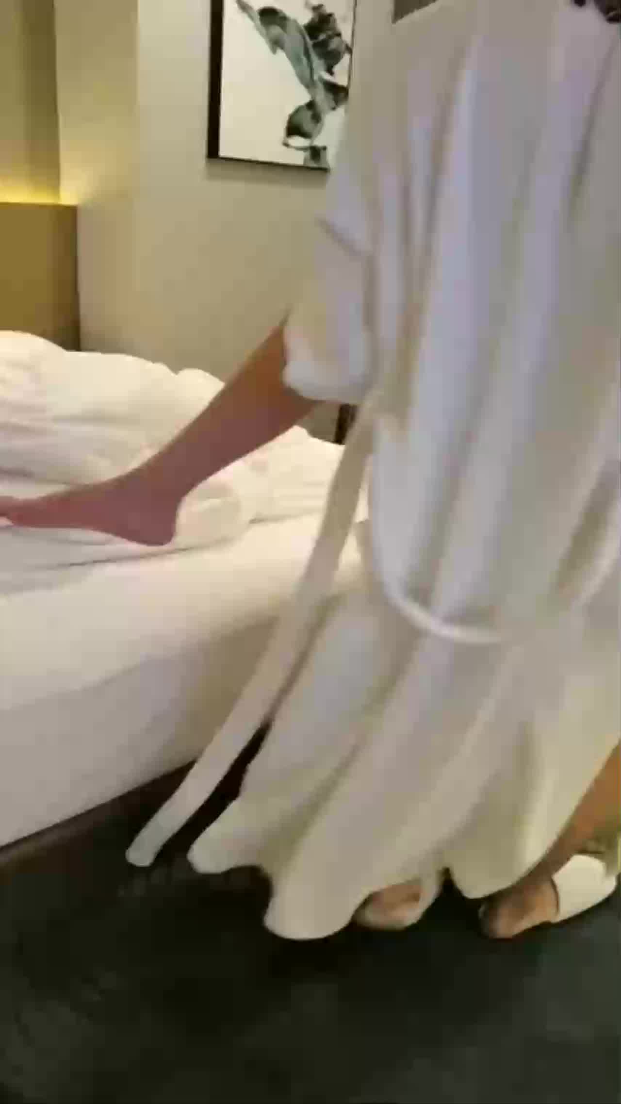  夫妻约四眼单男，蛮有力气的，从浴室抱着肏一直滚到床上，猛烈的绿帽气息！ 的剧照6