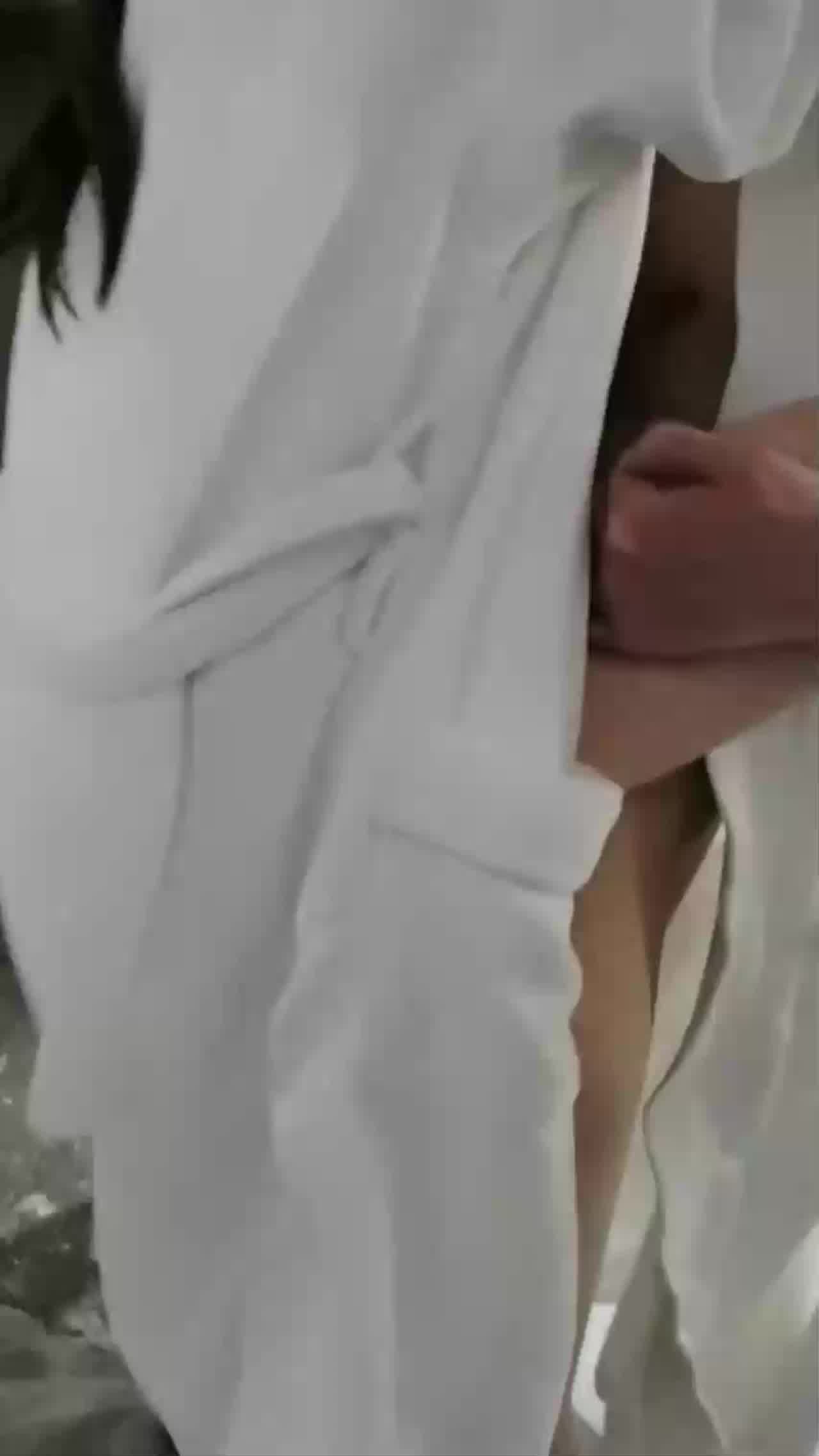  夫妻约四眼单男，蛮有力气的，从浴室抱着肏一直滚到床上，猛烈的绿帽气息！ 的剧照8