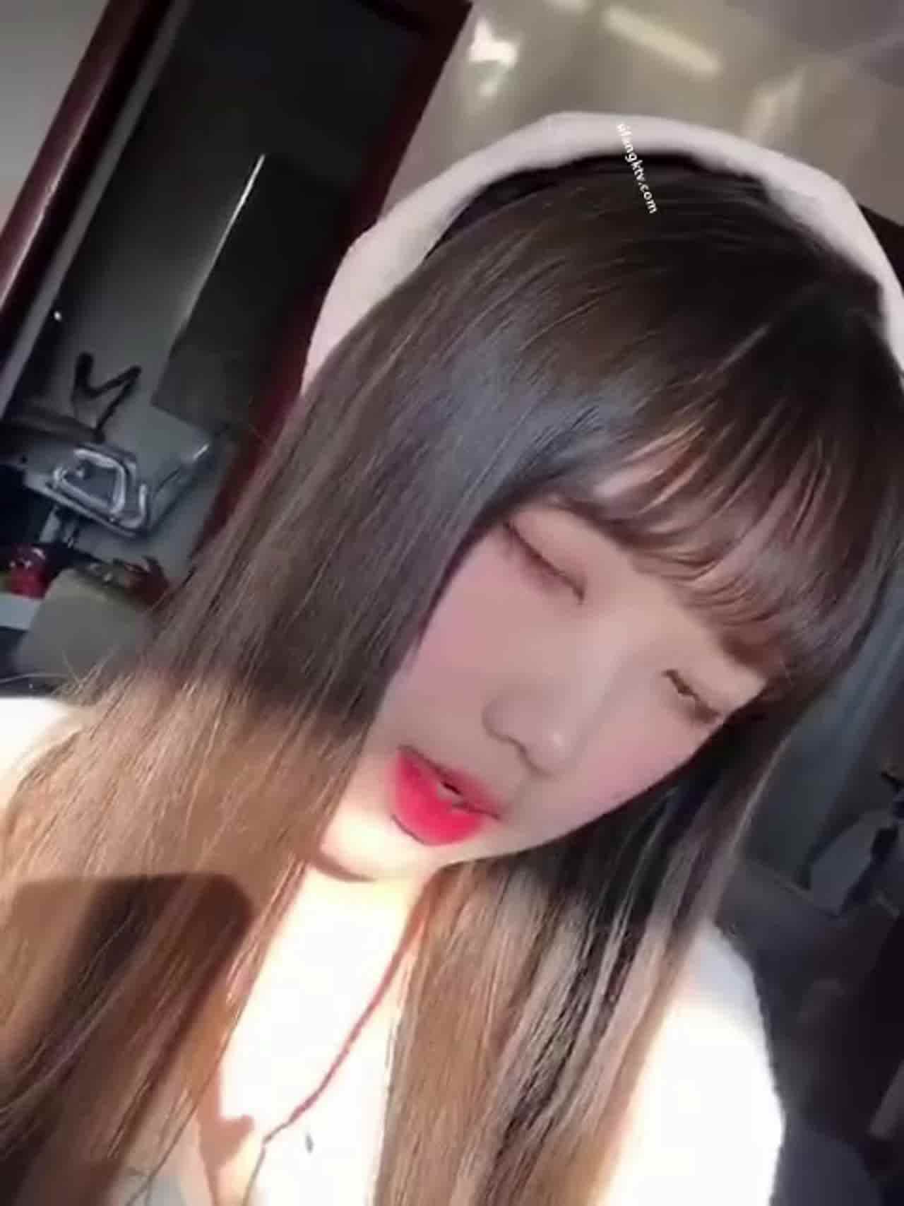  爆乳淫荡正妹最爱带男人回家骑 的剧照2