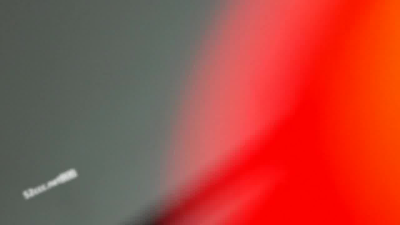  【女厕偷拍】被发现疯狂叫喊 的剧照2