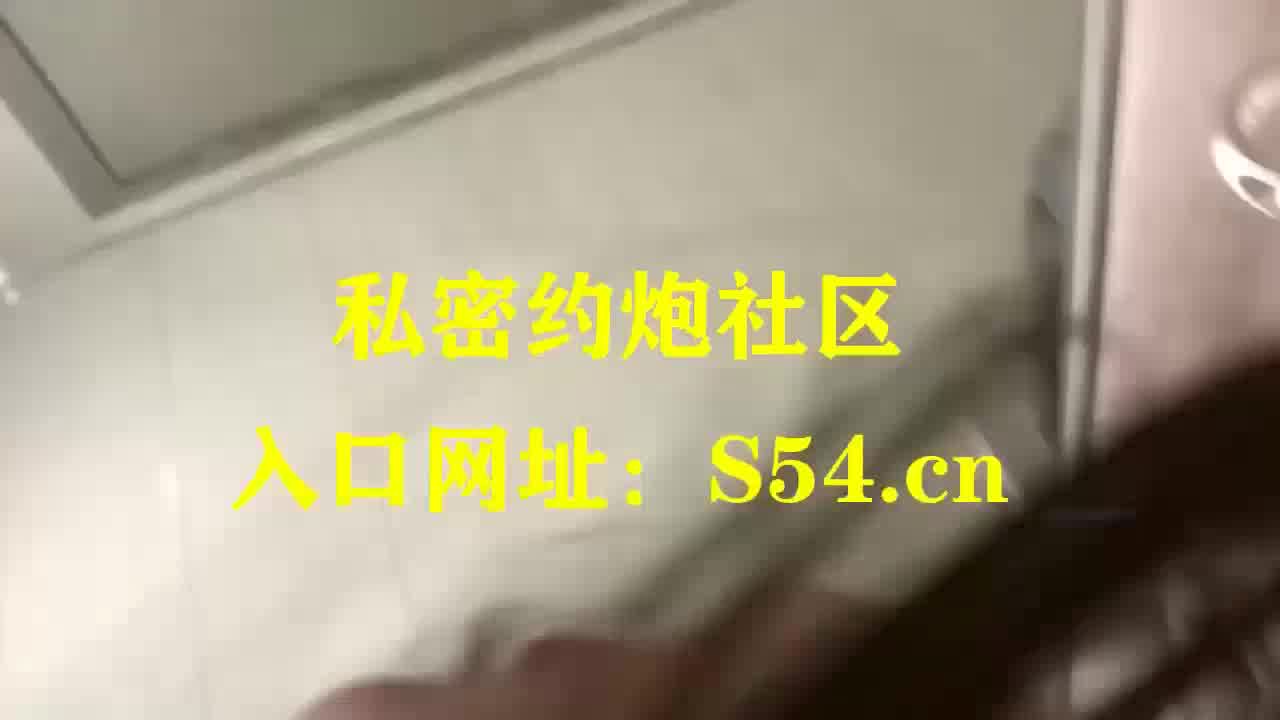  对着镜子后入狂插漂亮女友，让她自己看看自己屈服的样子 的剧照8