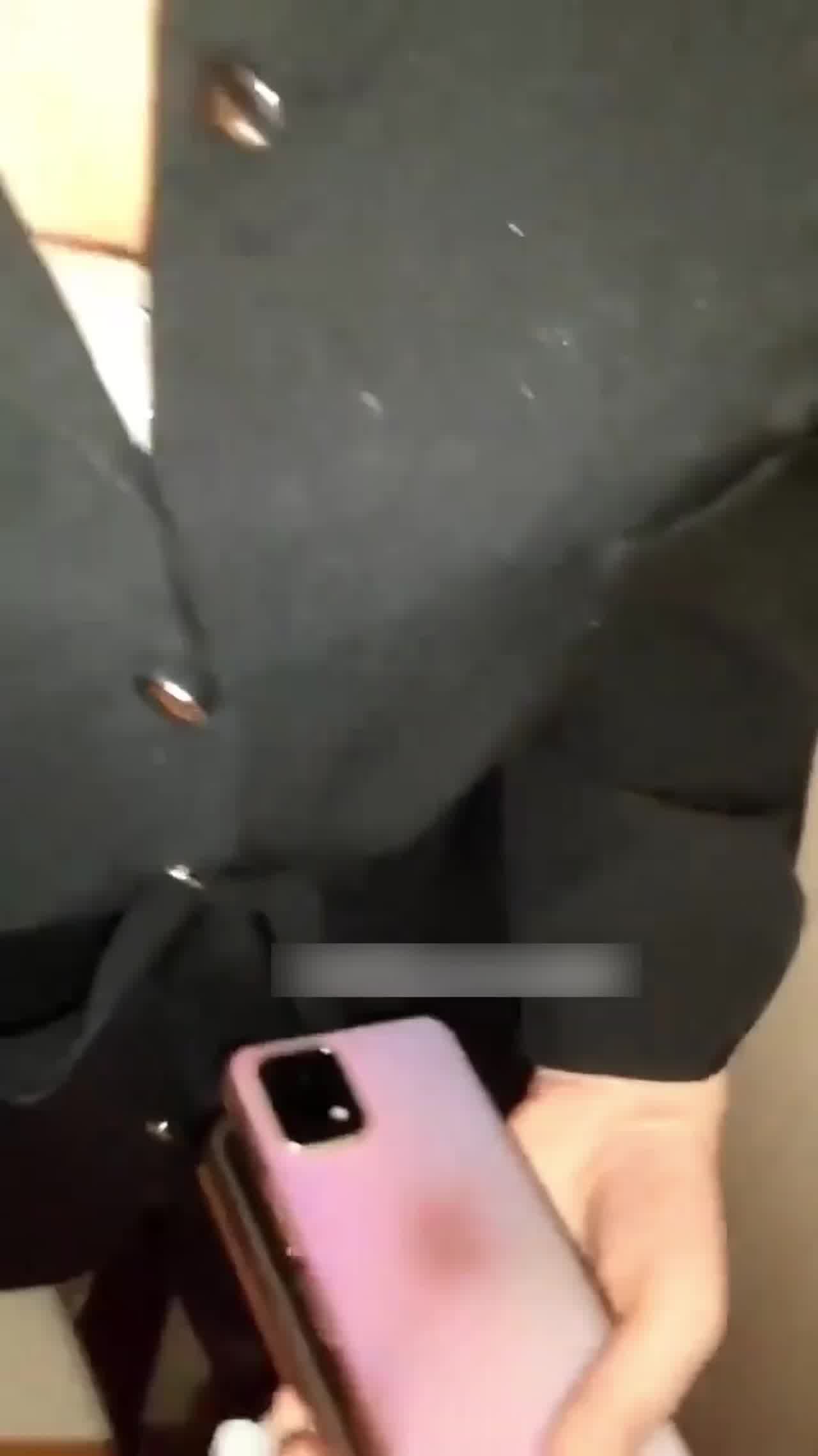  真实勾搭巨乳老板娘，穿着太性感，员工司机忍不住了，购物中心找厕所啪啪，老板娘尿完尿，过于紧张喘粗气的 的剧照9