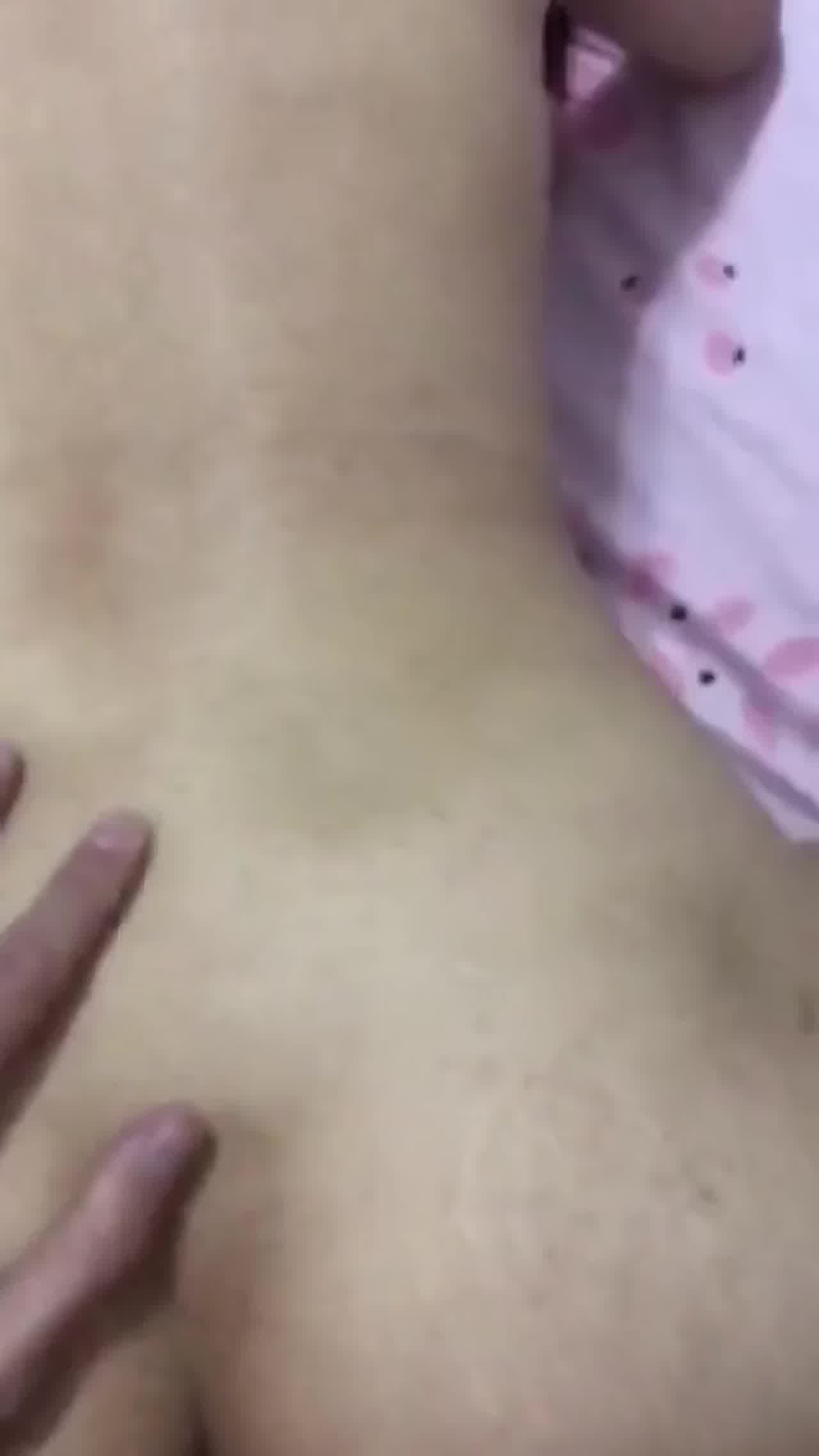  绿帽男看这老婆被猛男操，自己在旁边打飞机，真变态啊 的剧照3