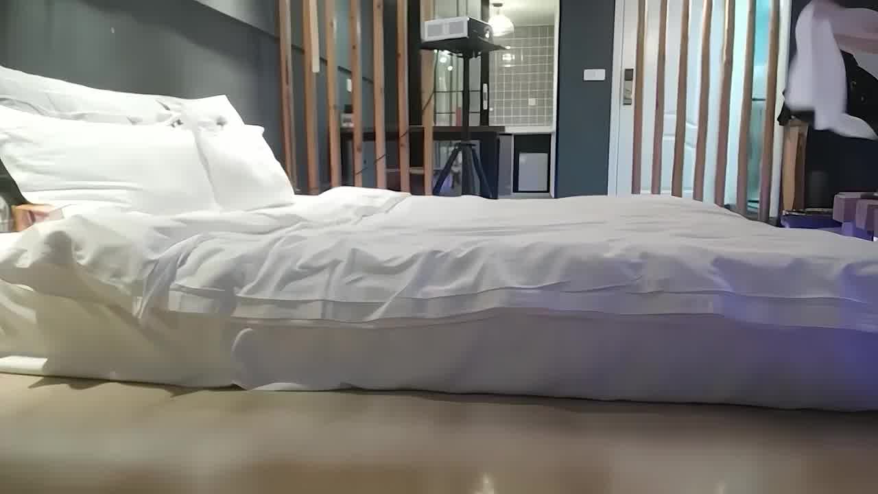  真实良家换妻，扑克牌娱乐培养感情，骚逼娇喘隔衣上位浪叫勾魂 的剧照5