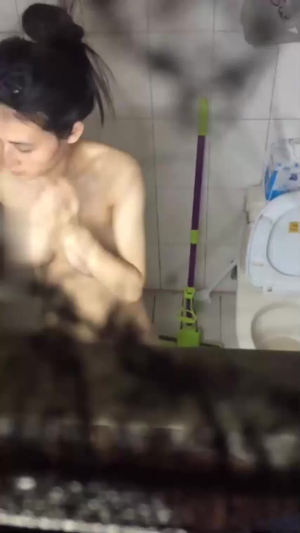  合租房偷窥年轻小媳妇一边洗澡一边和老公聊天 的剧照8