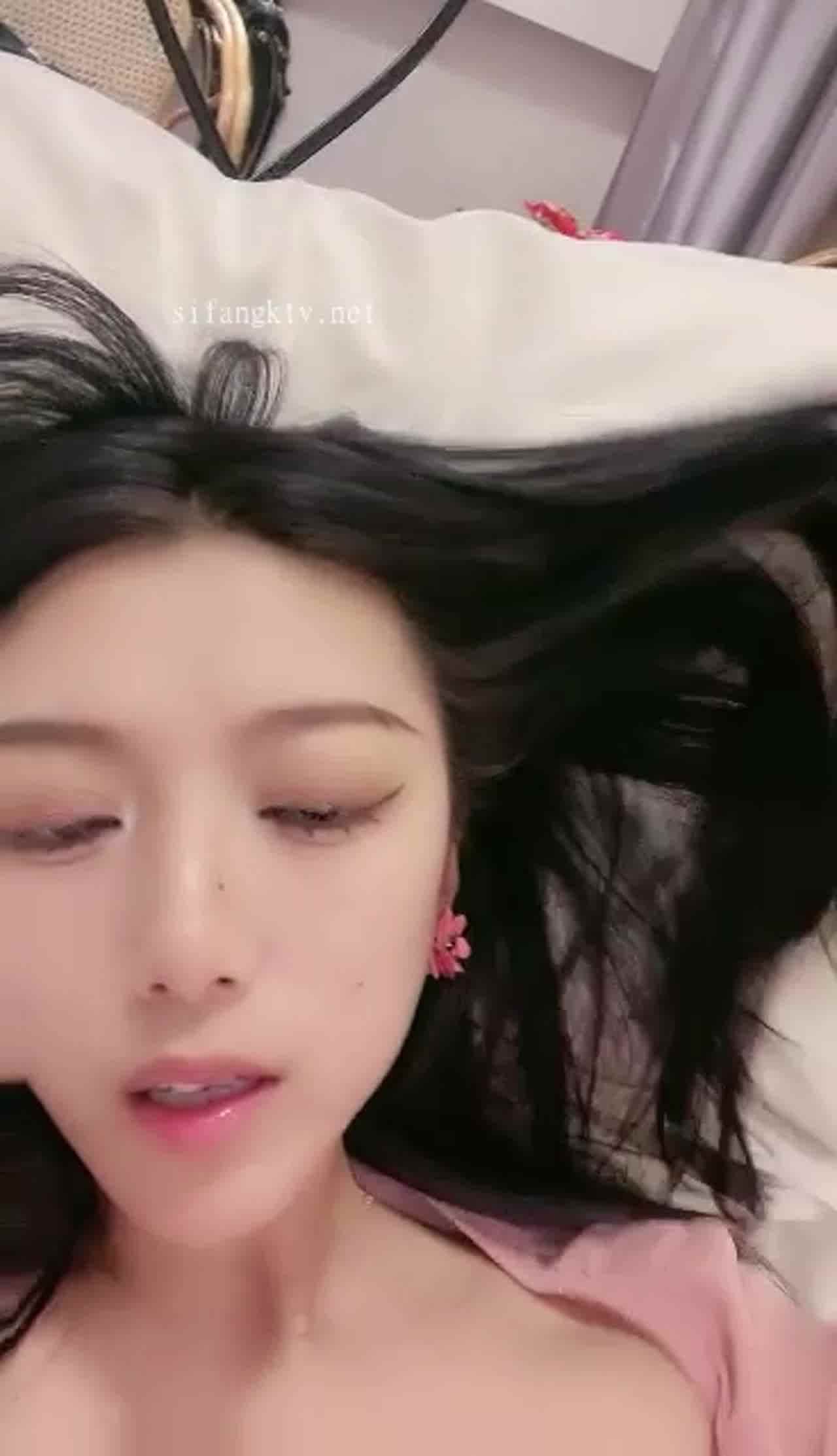  顶级车模【小葡萄】女神被榜一大哥无套内射喊爸爸求操 的剧照4