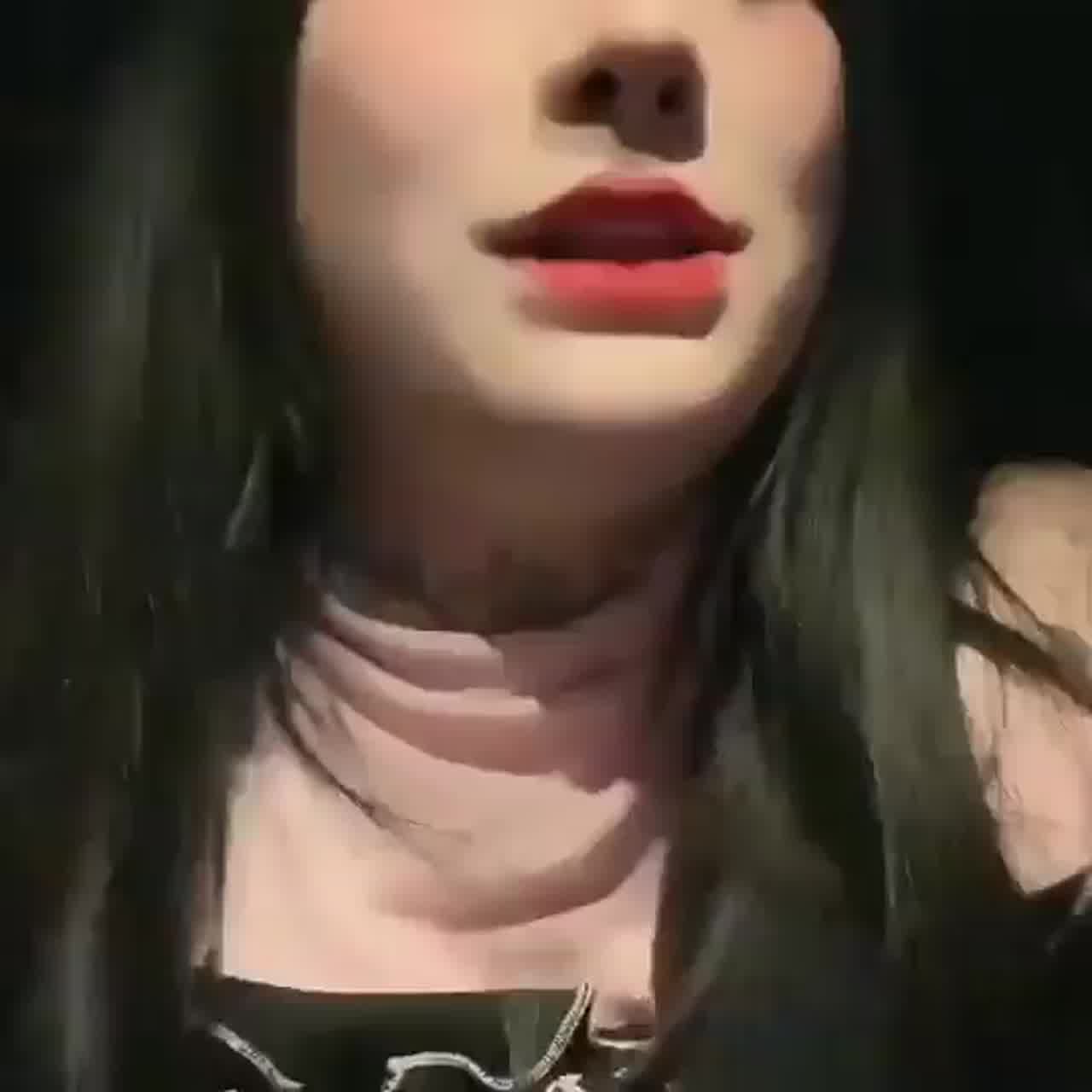  豪乳骚妹在车上摸奶，骚话不断 的剧照4