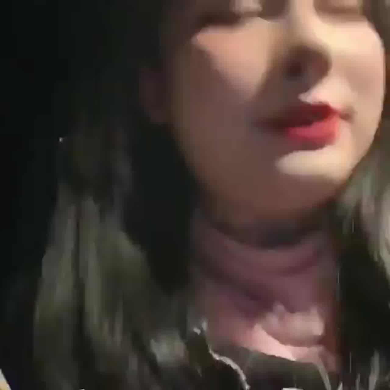  豪乳骚妹在车上摸奶，骚话不断 的剧照7